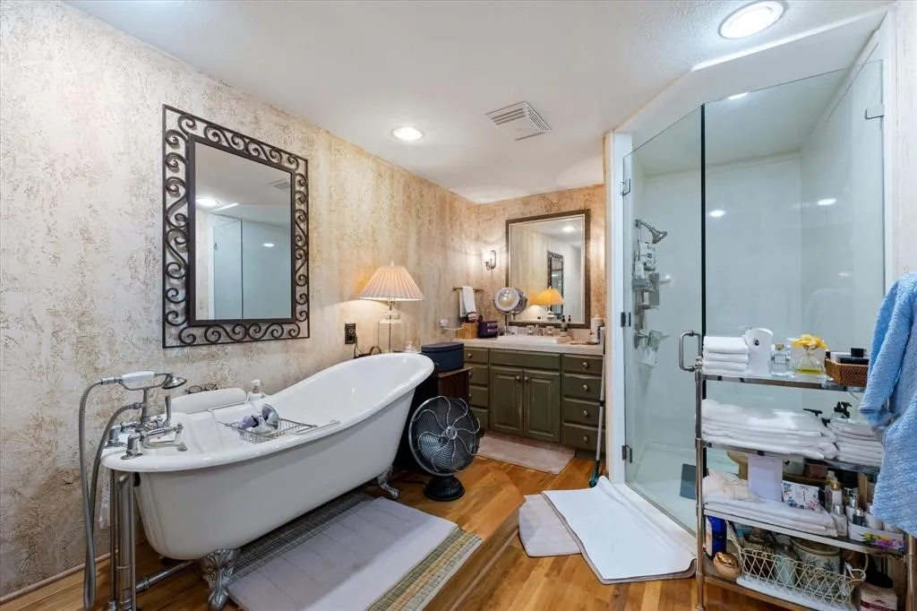 Farm For Rent in Denton County , 1382 E Black Jack Road, Aubrey, Texas 76227, 3 Bedroom, 3 Bathroom, 2 Garage spaces, 5,045 Sqft, built in 1977, mls#21239460, Real Estate Agent in Aubrey, Homes For Rent in Denton county, Homes For Rent in Aubrey, Realtor in Aubrey Texas, Real Estate Brokerage Independent Realty Texas, Luminita Cordes Realtor