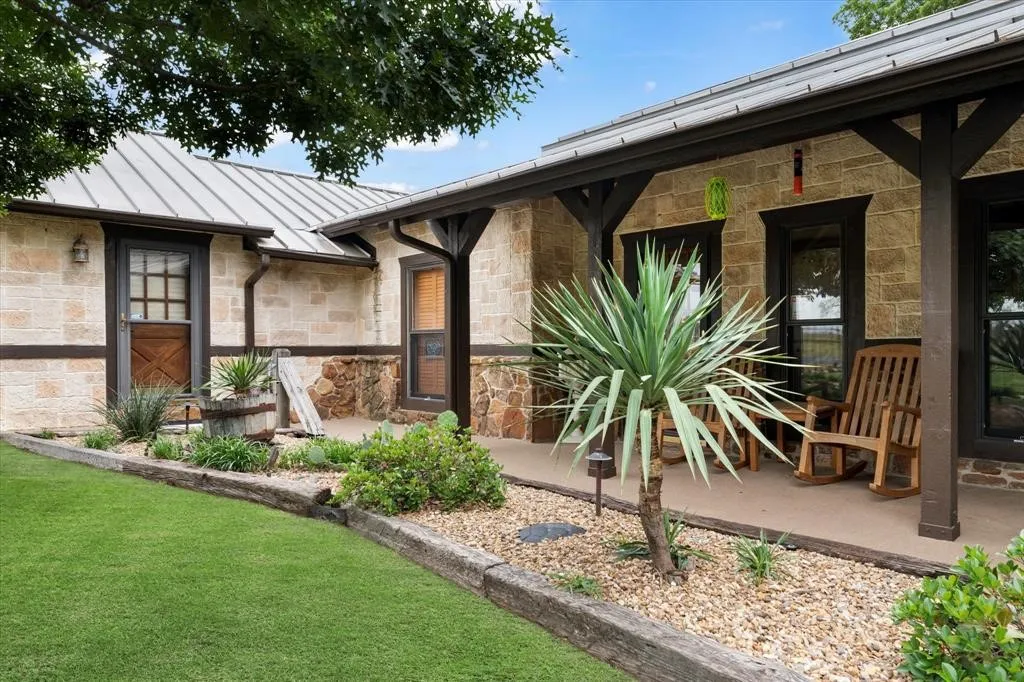 Farm For Rent in Denton County , 1382 E Black Jack Road, Aubrey, Texas 76227, 3 Bedroom, 3 Bathroom, 2 Garage spaces, 5,045 Sqft, built in 1977, mls#21239460, Real Estate Agent in Aubrey, Homes For Rent in Denton county, Homes For Rent in Aubrey, Realtor in Aubrey Texas, Real Estate Brokerage Independent Realty Texas, Luminita Cordes Realtor