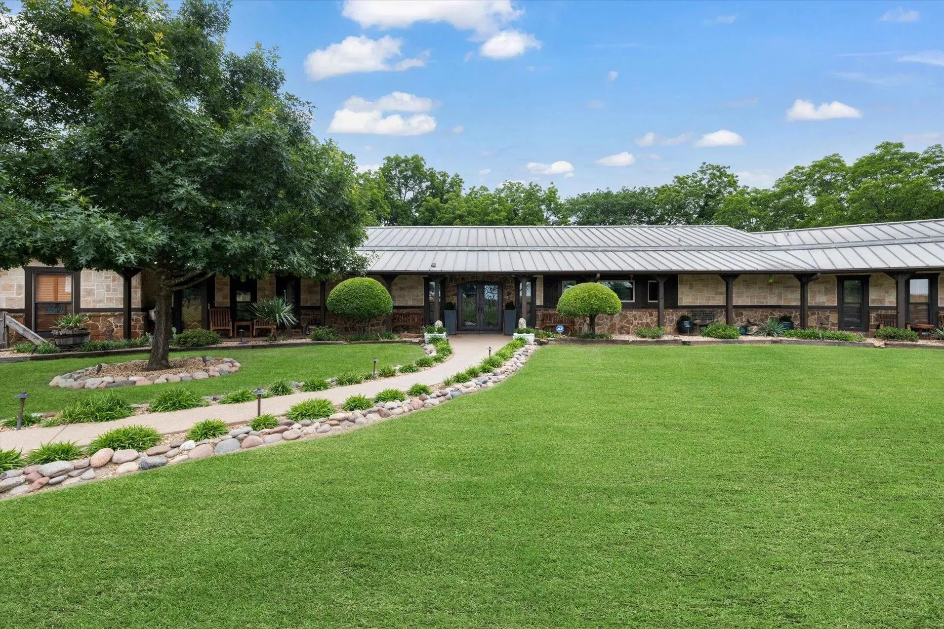 Farm For Rent in Denton County , 1382 E Black Jack Road, Aubrey, Texas 76227, 3 Bedroom, 3 Bathroom, 2 Garage spaces, 5,045 Sqft, built in 1977, mls#21239460, Real Estate Agent in Aubrey, Homes For Rent in Denton county, Homes For Rent in Aubrey, Realtor in Aubrey Texas, Real Estate Brokerage Independent Realty Texas, Luminita Cordes Realtor