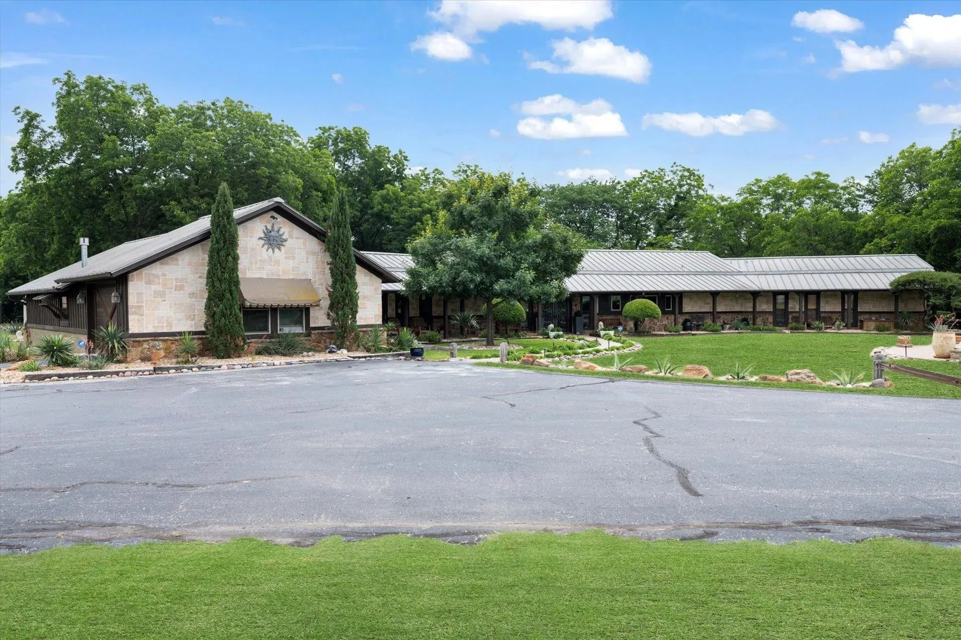 Farm For Rent in Denton County , 1382 E Black Jack Road, Aubrey, Texas 76227, 3 Bedroom, 3 Bathroom, 2 Garage spaces, 5,045 Sqft, built in 1977, mls#21239460, Real Estate Agent in Aubrey, Homes For Rent in Denton county, Homes For Rent in Aubrey, Realtor in Aubrey Texas, Real Estate Brokerage Independent Realty Texas, Luminita Cordes Realtor