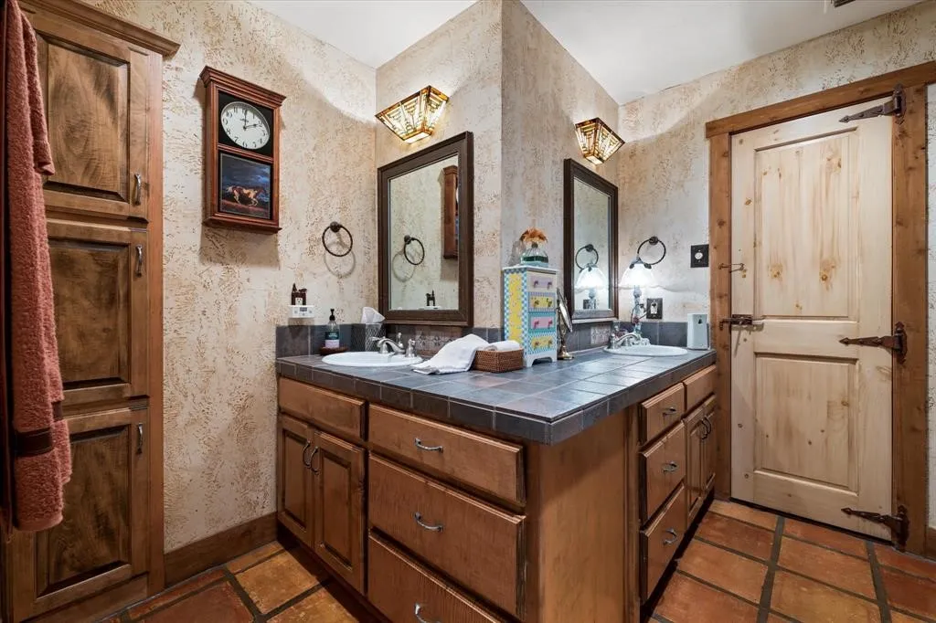 Farm For Rent in Denton County , 1382 E Black Jack Road, Aubrey, Texas 76227, 3 Bedroom, 3 Bathroom, 2 Garage spaces, 5,045 Sqft, built in 1977, mls#21239460, Real Estate Agent in Aubrey, Homes For Rent in Denton county, Homes For Rent in Aubrey, Realtor in Aubrey Texas, Real Estate Brokerage Independent Realty Texas, Luminita Cordes Realtor