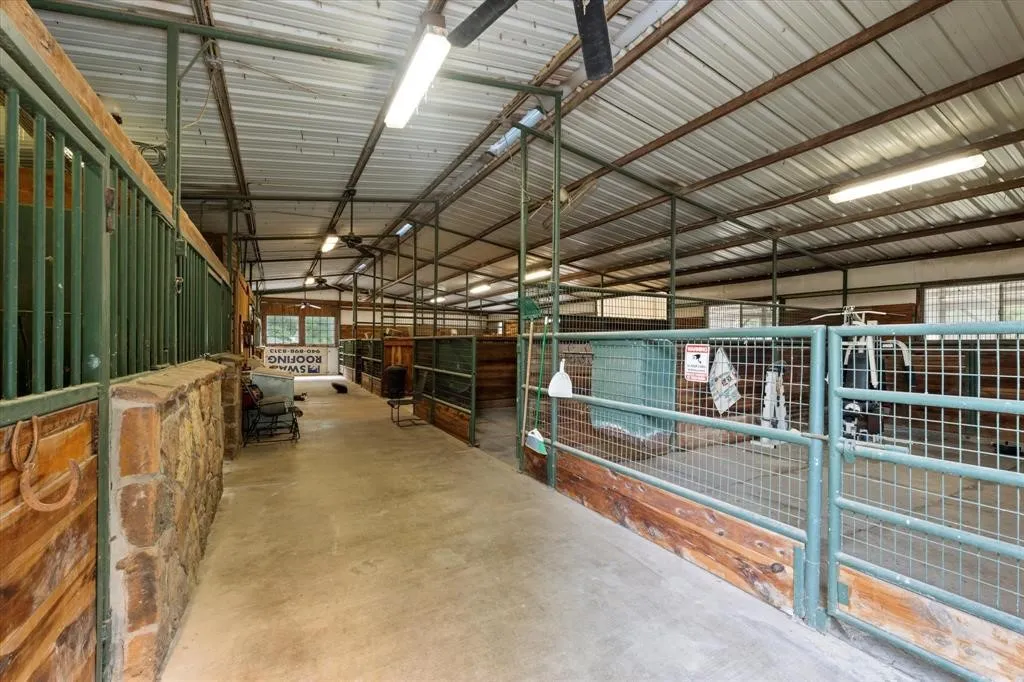 Farm For Rent in Denton County , 1382 E Black Jack Road, Aubrey, Texas 76227, 3 Bedroom, 3 Bathroom, 2 Garage spaces, 5,045 Sqft, built in 1977, mls#21239460, Real Estate Agent in Aubrey, Homes For Rent in Denton county, Homes For Rent in Aubrey, Realtor in Aubrey Texas, Real Estate Brokerage Independent Realty Texas, Luminita Cordes Realtor