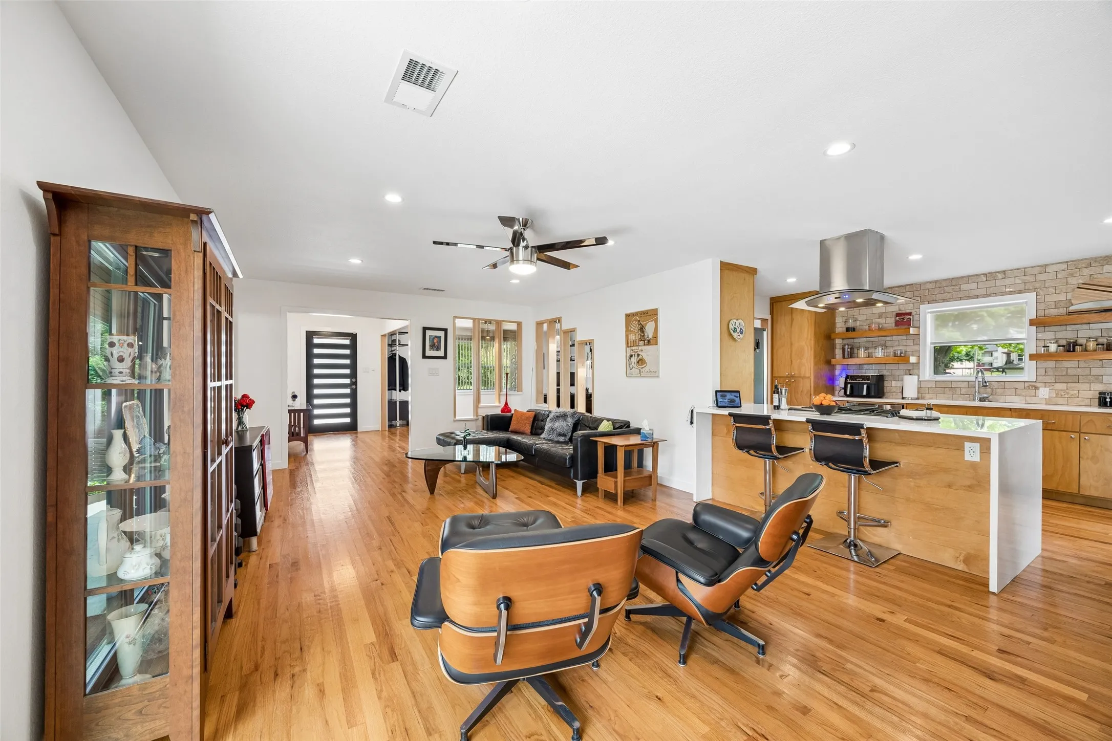 Single Family Residence For Sale in Dallas County , 804 S Weatherred Drive, Richardson, Texas 75080, 3 Bedroom, 2 Bathroom, 2 Garage spaces, 2,034 Sqft, built in 1960, mls#21247962, Real Estate Agent in Richardson, Homes For Sale in Dallas county, Homes For Sale in Richardson, Realtor in Richardson Texas, Real Estate Brokerage Independent Realty Texas, Luminita Cordes Realtor