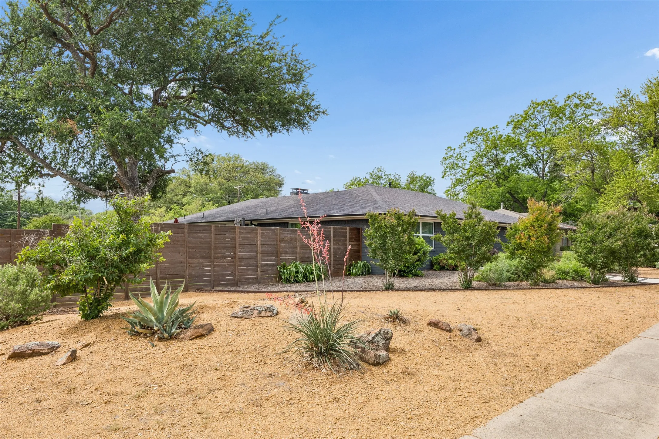 Single Family Residence For Sale in Dallas County , 804 S Weatherred Drive, Richardson, Texas 75080, 3 Bedroom, 2 Bathroom, 2 Garage spaces, 2,034 Sqft, built in 1960, mls#21247962, Real Estate Agent in Richardson, Homes For Sale in Dallas county, Homes For Sale in Richardson, Realtor in Richardson Texas, Real Estate Brokerage Independent Realty Texas, Luminita Cordes Realtor