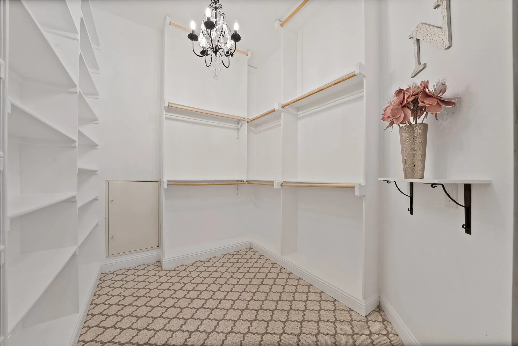 Single Family Residence For Sale in Tarrant County , 4713 Bernice Street, Haltom City, Texas 76117, 4 Bedroom, 3 Bathroom, 2 Garage spaces, 2,501 Sqft, built in 1952, mls#21247366, Real Estate Agent in Haltom City, Homes For Sale in Tarrant county, Homes For Sale in Haltom City, Realtor in Haltom City Texas, Real Estate Brokerage Independent Realty Texas, Luminita Cordes Realtor