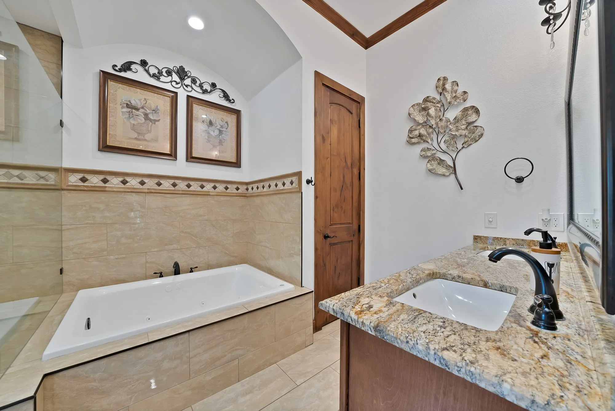 Single Family Residence For Sale in Tarrant County , 4713 Bernice Street, Haltom City, Texas 76117, 4 Bedroom, 3 Bathroom, 2 Garage spaces, 2,501 Sqft, built in 1952, mls#21247366, Real Estate Agent in Haltom City, Homes For Sale in Tarrant county, Homes For Sale in Haltom City, Realtor in Haltom City Texas, Real Estate Brokerage Independent Realty Texas, Luminita Cordes Realtor