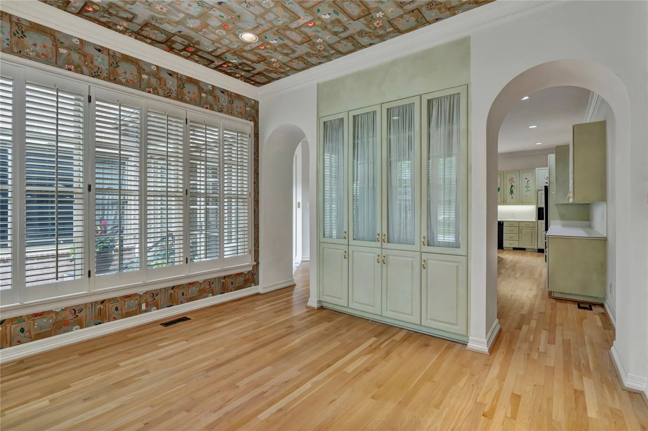 Single Family Residence For Sale in Tarrant County , 4733 Harley Avenue, Fort Worth, Texas 76107, 3 Bedroom, 5 Bathroom, 3 Garage spaces, 4,783 Sqft, built in 1993, mls#21248027, Real Estate Agent in Fort Worth, Homes For Sale in Tarrant county, Homes For Sale in Fort Worth, Realtor in Fort Worth Texas, Real Estate Brokerage Independent Realty Texas, Luminita Cordes Realtor