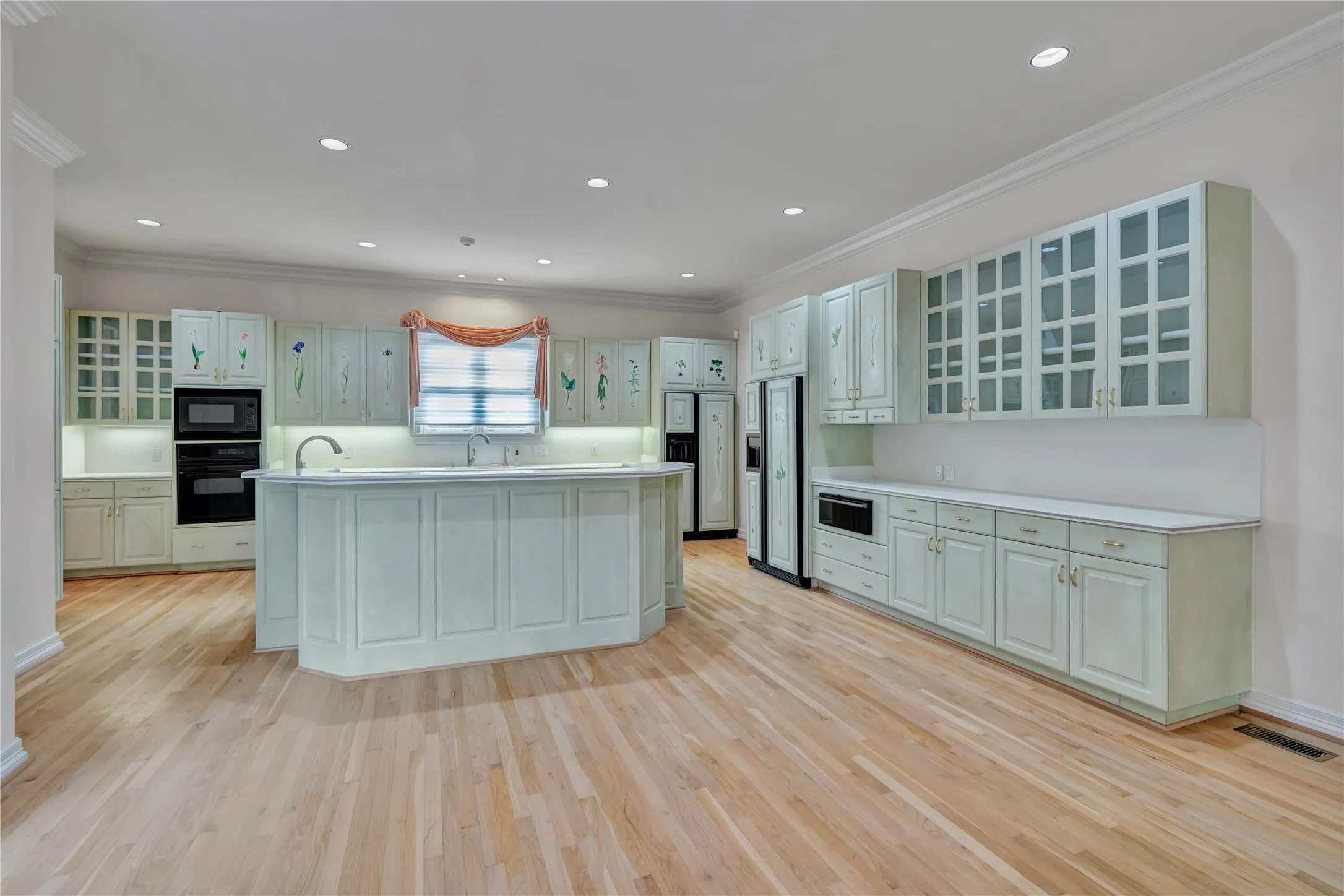 Single Family Residence For Sale in Tarrant County , 4733 Harley Avenue, Fort Worth, Texas 76107, 3 Bedroom, 5 Bathroom, 3 Garage spaces, 4,783 Sqft, built in 1993, mls#21248027, Real Estate Agent in Fort Worth, Homes For Sale in Tarrant county, Homes For Sale in Fort Worth, Realtor in Fort Worth Texas, Real Estate Brokerage Independent Realty Texas, Luminita Cordes Realtor