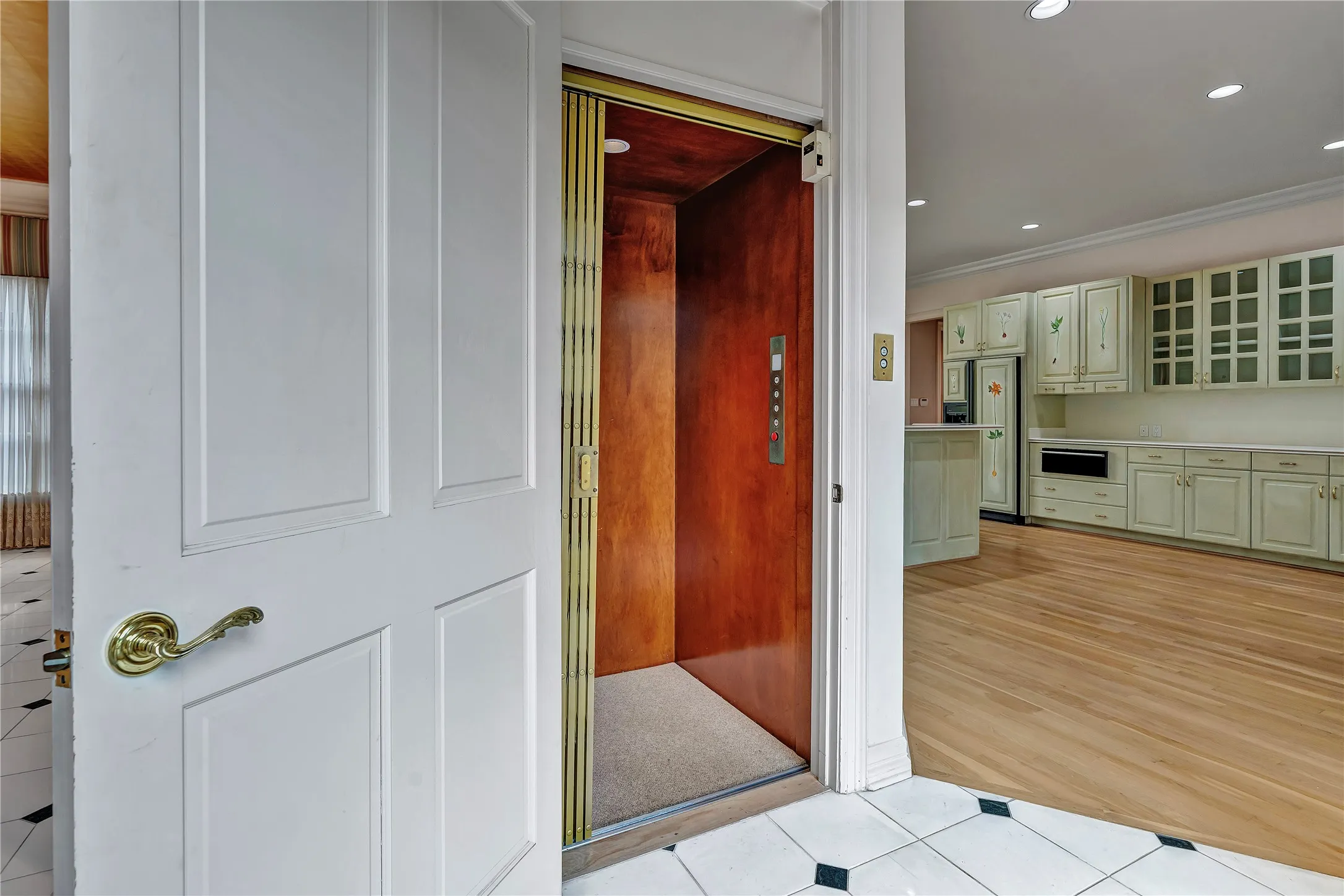 Single Family Residence For Sale in Tarrant County , 4733 Harley Avenue, Fort Worth, Texas 76107, 3 Bedroom, 5 Bathroom, 3 Garage spaces, 4,783 Sqft, built in 1993, mls#21248027, Real Estate Agent in Fort Worth, Homes For Sale in Tarrant county, Homes For Sale in Fort Worth, Realtor in Fort Worth Texas, Real Estate Brokerage Independent Realty Texas, Luminita Cordes Realtor