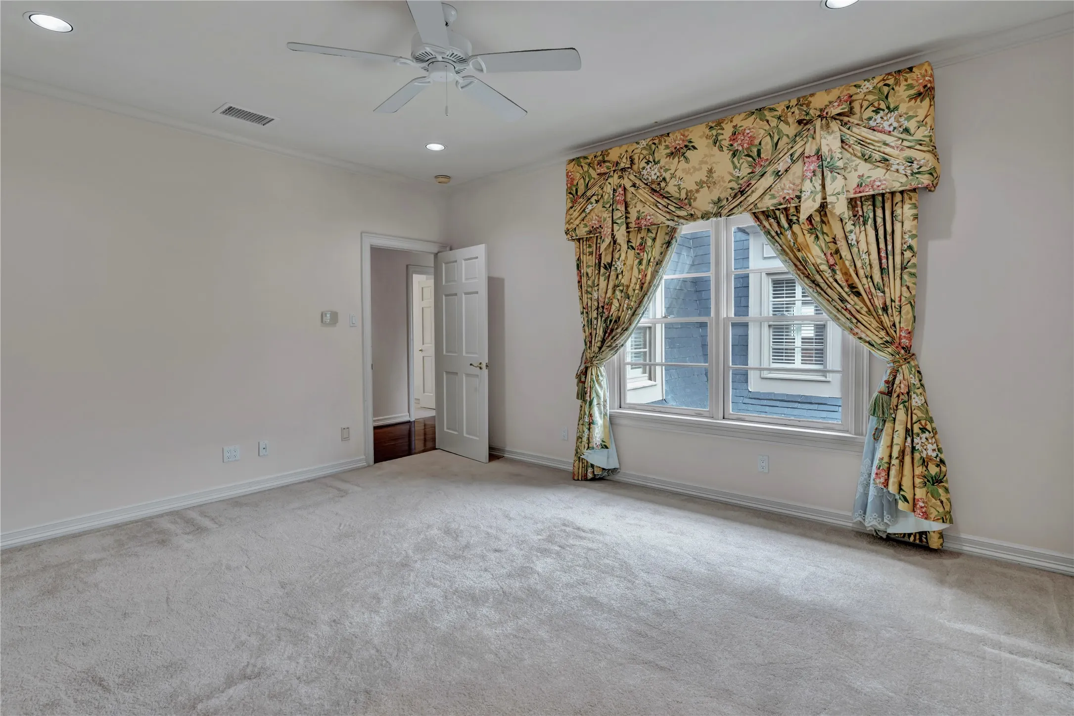 Single Family Residence For Sale in Tarrant County , 4733 Harley Avenue, Fort Worth, Texas 76107, 3 Bedroom, 5 Bathroom, 3 Garage spaces, 4,783 Sqft, built in 1993, mls#21248027, Real Estate Agent in Fort Worth, Homes For Sale in Tarrant county, Homes For Sale in Fort Worth, Realtor in Fort Worth Texas, Real Estate Brokerage Independent Realty Texas, Luminita Cordes Realtor