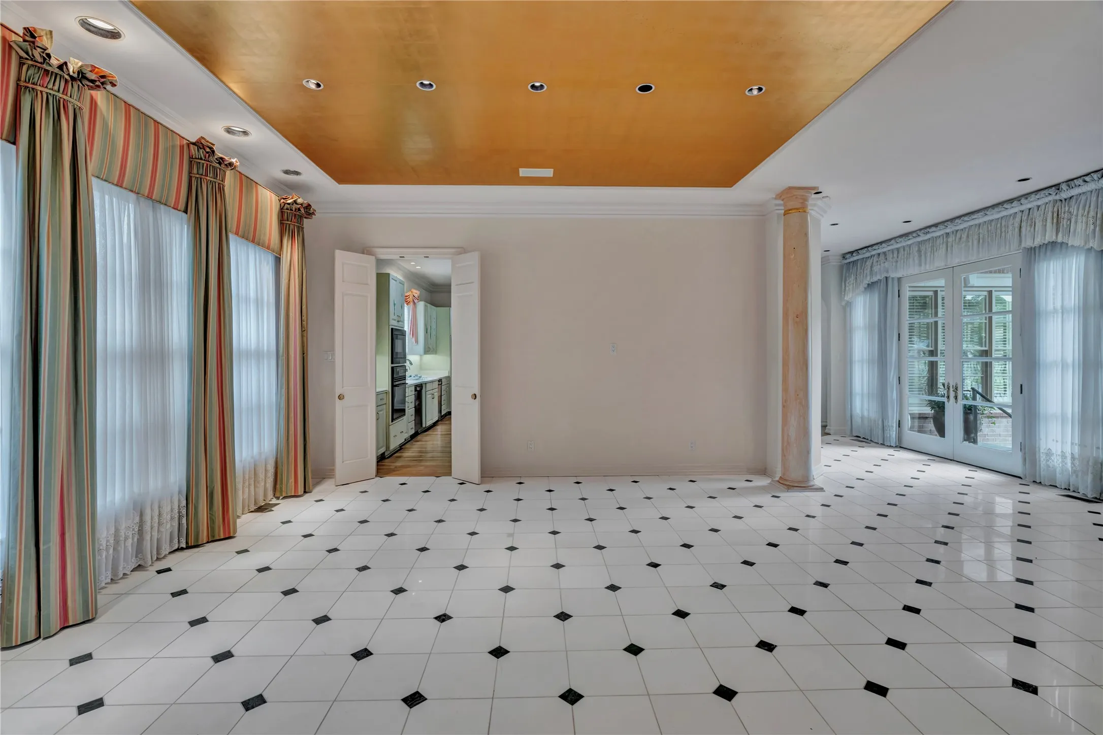Single Family Residence For Sale in Tarrant County , 4733 Harley Avenue, Fort Worth, Texas 76107, 3 Bedroom, 5 Bathroom, 3 Garage spaces, 4,783 Sqft, built in 1993, mls#21248027, Real Estate Agent in Fort Worth, Homes For Sale in Tarrant county, Homes For Sale in Fort Worth, Realtor in Fort Worth Texas, Real Estate Brokerage Independent Realty Texas, Luminita Cordes Realtor