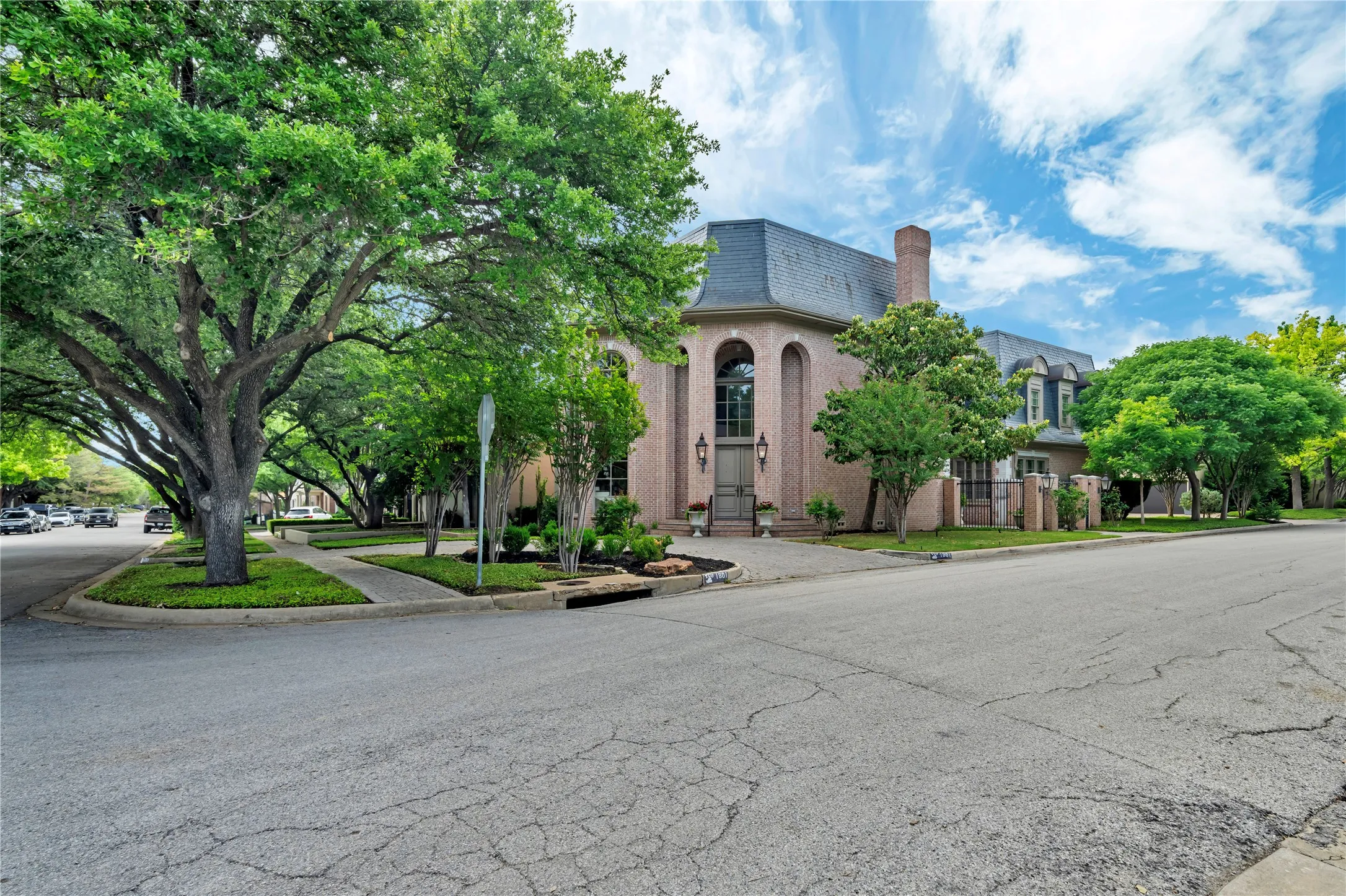 Single Family Residence For Sale in Tarrant County , 4733 Harley Avenue, Fort Worth, Texas 76107, 3 Bedroom, 5 Bathroom, 3 Garage spaces, 4,783 Sqft, built in 1993, mls#21248027, Real Estate Agent in Fort Worth, Homes For Sale in Tarrant county, Homes For Sale in Fort Worth, Realtor in Fort Worth Texas, Real Estate Brokerage Independent Realty Texas, Luminita Cordes Realtor