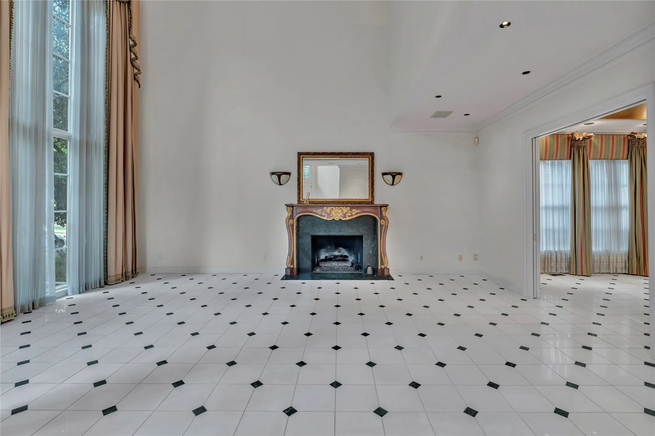 Single Family Residence For Sale in Tarrant County , 4733 Harley Avenue, Fort Worth, Texas 76107, 3 Bedroom, 5 Bathroom, 3 Garage spaces, 4,783 Sqft, built in 1993, mls#21248027, Real Estate Agent in Fort Worth, Homes For Sale in Tarrant county, Homes For Sale in Fort Worth, Realtor in Fort Worth Texas, Real Estate Brokerage Independent Realty Texas, Luminita Cordes Realtor