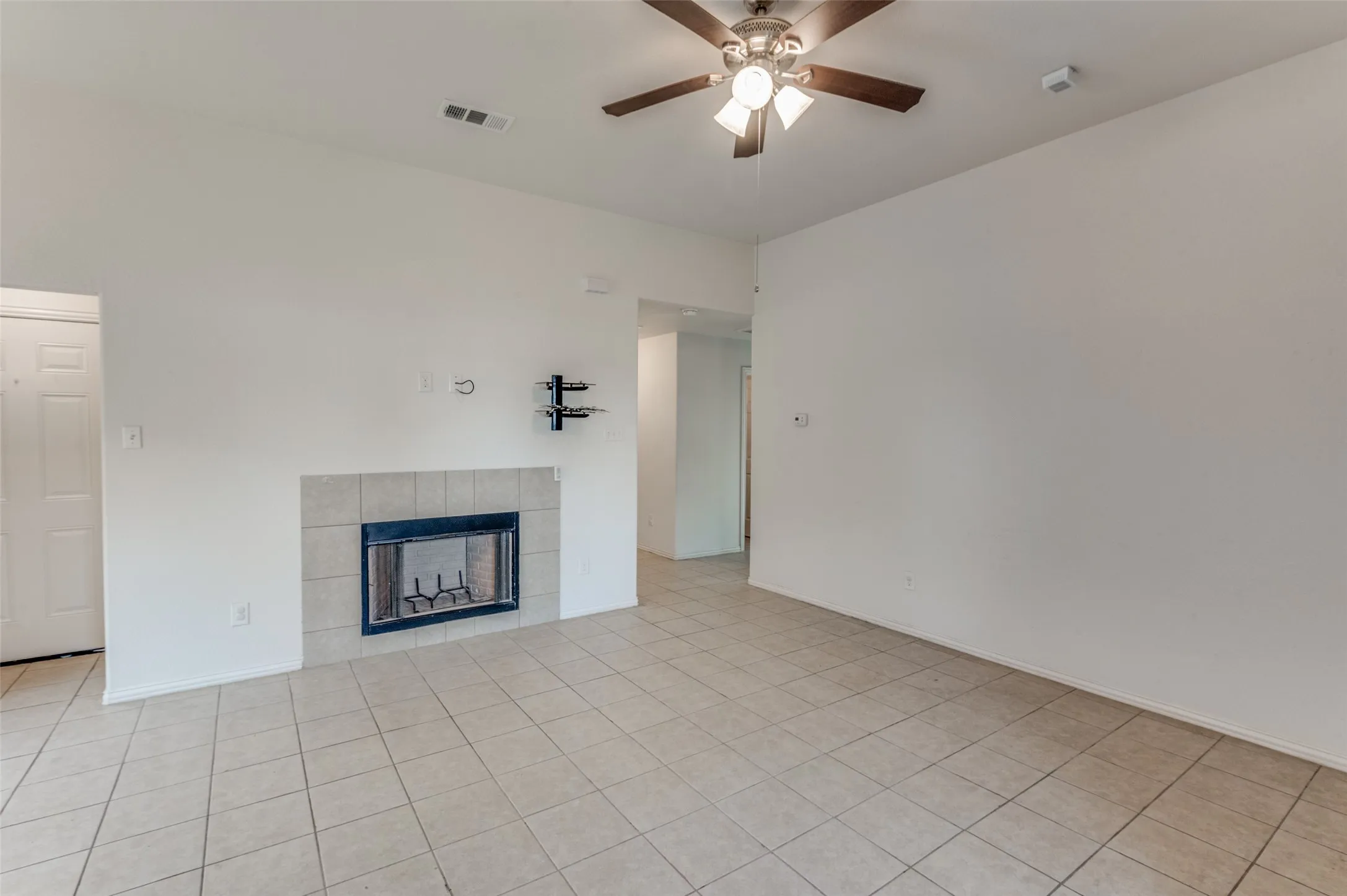 Single Family Residence For Rent in Dallas County , 1939 Naira Drive, Dallas, Texas 75217, 3 Bedroom, 2 Bathroom, 1 Garage spaces, 1,415 Sqft, built in 2016, mls#21246818, Real Estate Agent in Dallas, Homes For Rent in Dallas county, Homes For Rent in Dallas, Realtor in Dallas Texas, Real Estate Brokerage Independent Realty Texas, Luminita Cordes Realtor