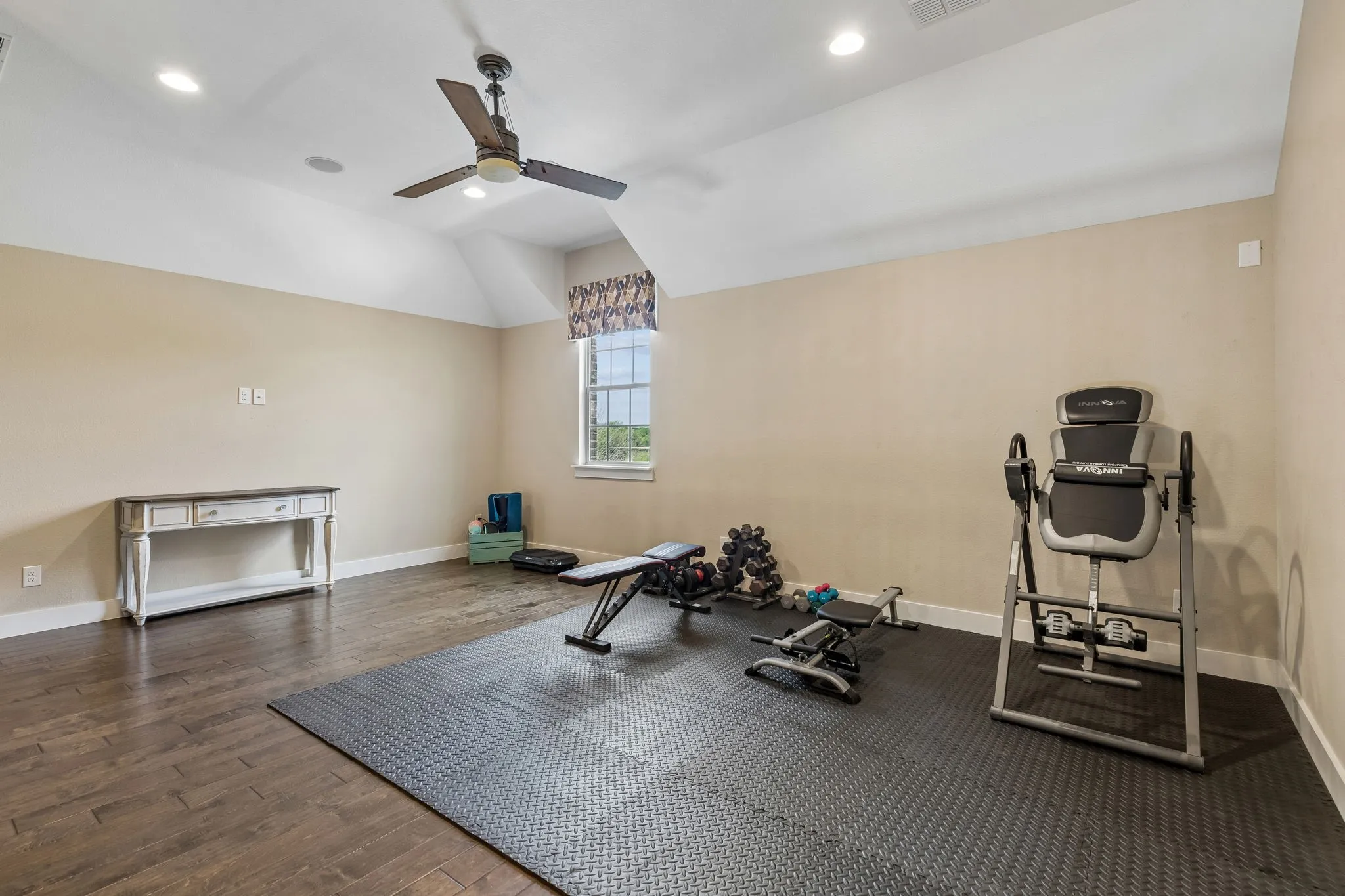 Single Family Residence For Sale in Denton County , 4908 Union Park Boulevard E, Little Elm, Texas 76227, 4 Bedroom, 5 Bathroom, 3 Garage spaces, 4,169 Sqft, built in 2015, Preowned, mls#21247261, Real Estate Agent in Little Elm, Homes For Sale in Denton county, Homes For Sale in Little Elm, Realtor in Little Elm Texas, Real Estate Brokerage Independent Realty Texas, Luminita Cordes Realtor