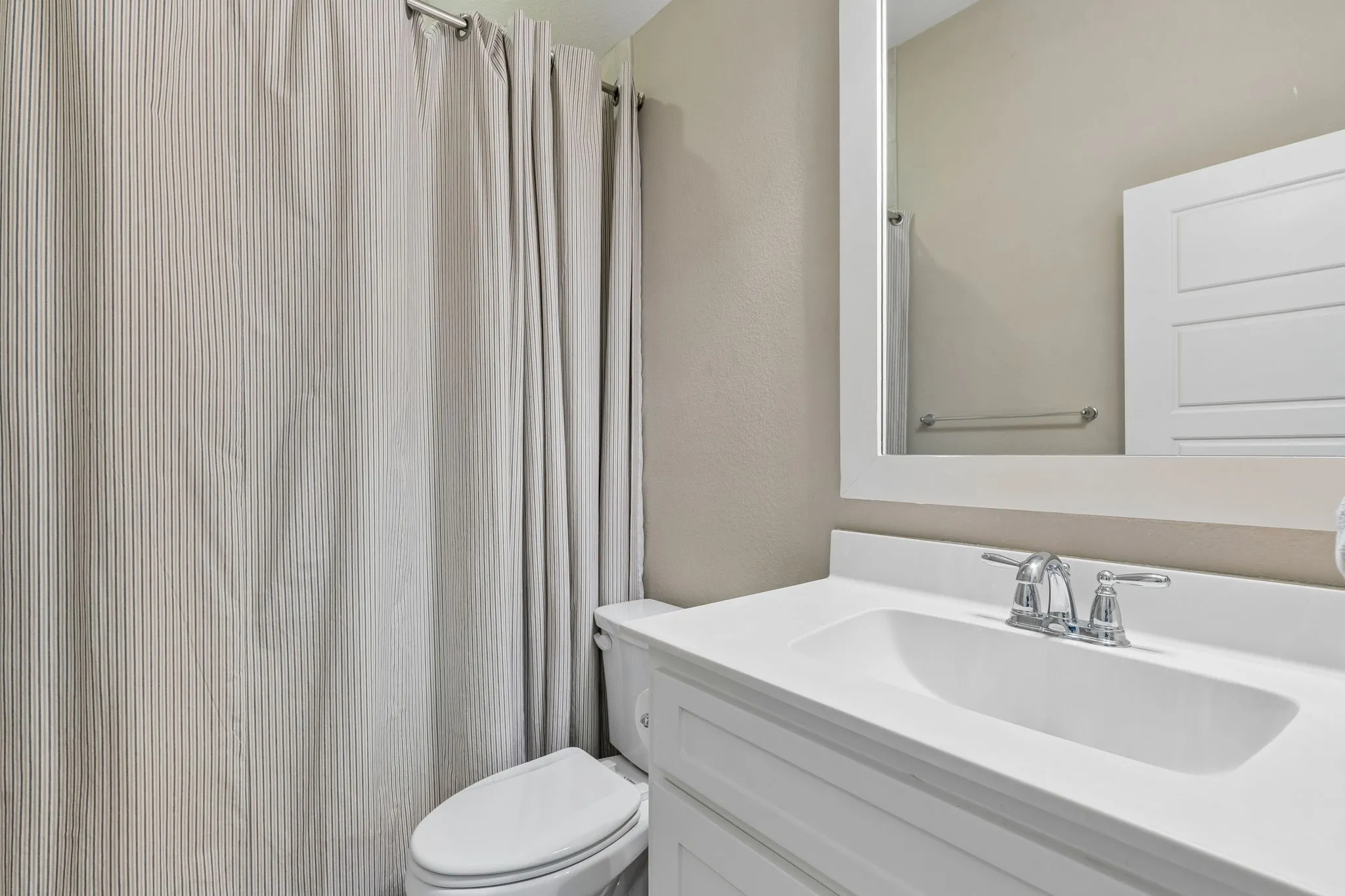 Single Family Residence For Sale in Denton County , 4908 Union Park Boulevard E, Little Elm, Texas 76227, 4 Bedroom, 5 Bathroom, 3 Garage spaces, 4,169 Sqft, built in 2015, Preowned, mls#21247261, Real Estate Agent in Little Elm, Homes For Sale in Denton county, Homes For Sale in Little Elm, Realtor in Little Elm Texas, Real Estate Brokerage Independent Realty Texas, Luminita Cordes Realtor
