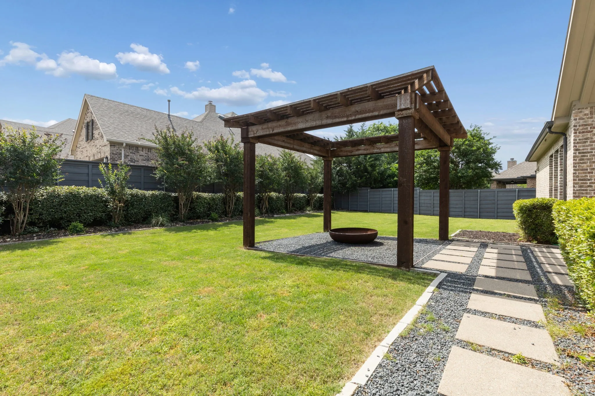 Single Family Residence For Sale in Denton County , 4908 Union Park Boulevard E, Little Elm, Texas 76227, 4 Bedroom, 5 Bathroom, 3 Garage spaces, 4,169 Sqft, built in 2015, Preowned, mls#21247261, Real Estate Agent in Little Elm, Homes For Sale in Denton county, Homes For Sale in Little Elm, Realtor in Little Elm Texas, Real Estate Brokerage Independent Realty Texas, Luminita Cordes Realtor