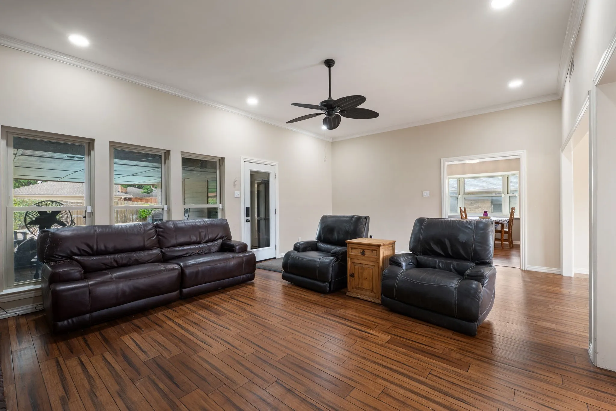 Single Family Residence For Sale in Denton County , 1947 Chesham Drive, Carrollton, Texas 75007, 4 Bedroom, 3 Bathroom, Garage spaces, 2,705 Sqft, built in 1978, mls#21248078, Real Estate Agent in Carrollton, Homes For Sale in Denton county, Homes For Sale in Carrollton, Realtor in Carrollton Texas, Real Estate Brokerage Independent Realty Texas, Luminita Cordes Realtor