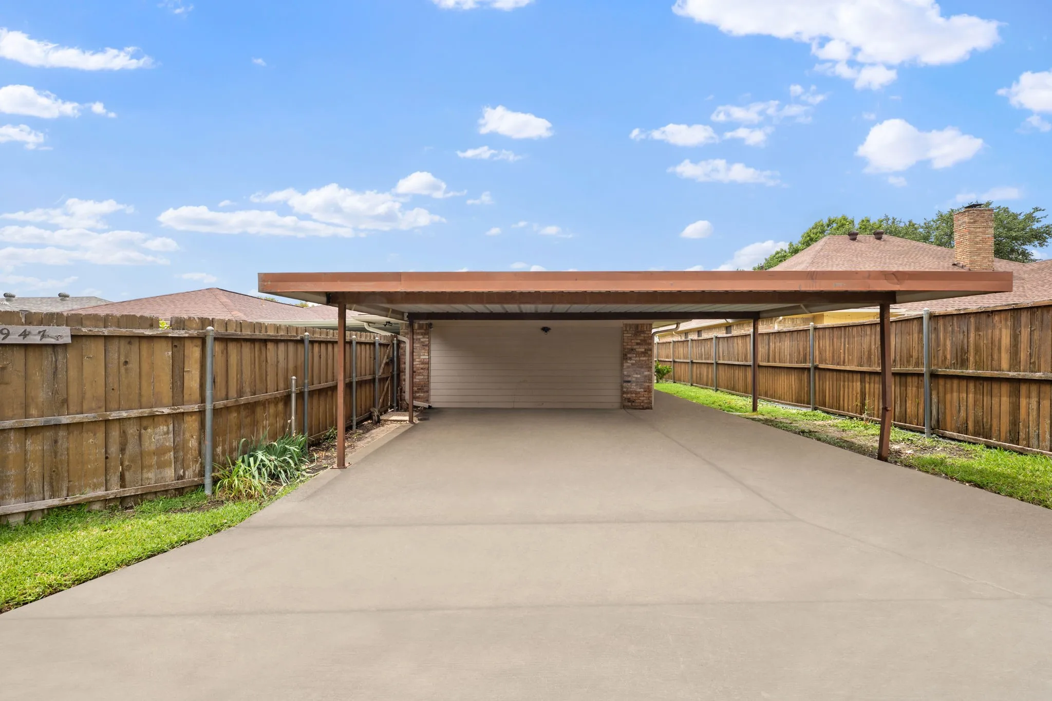 Single Family Residence For Sale in Denton County , 1947 Chesham Drive, Carrollton, Texas 75007, 4 Bedroom, 3 Bathroom, Garage spaces, 2,705 Sqft, built in 1978, mls#21248078, Real Estate Agent in Carrollton, Homes For Sale in Denton county, Homes For Sale in Carrollton, Realtor in Carrollton Texas, Real Estate Brokerage Independent Realty Texas, Luminita Cordes Realtor