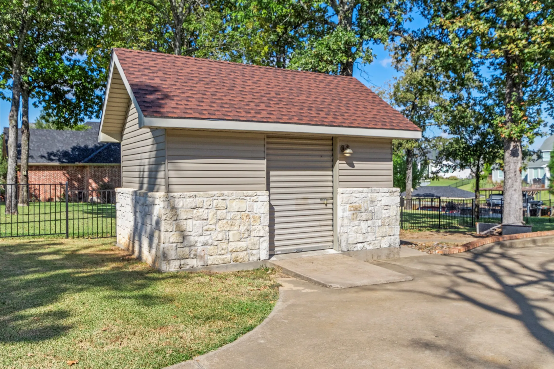 Single Family Residence For Sale in Henderson County , 180 Surls Drive, Mabank, Texas 75156, 4 Bedroom, 2 Bathroom, 3 Garage spaces, 2,385 Sqft, built in 2001, Preowned, mls#21245140, Real Estate Agent in Mabank, Homes For Sale in Henderson county, Homes For Sale in Mabank, Realtor in Mabank Texas, Real Estate Brokerage Independent Realty Texas, Luminita Cordes Realtor