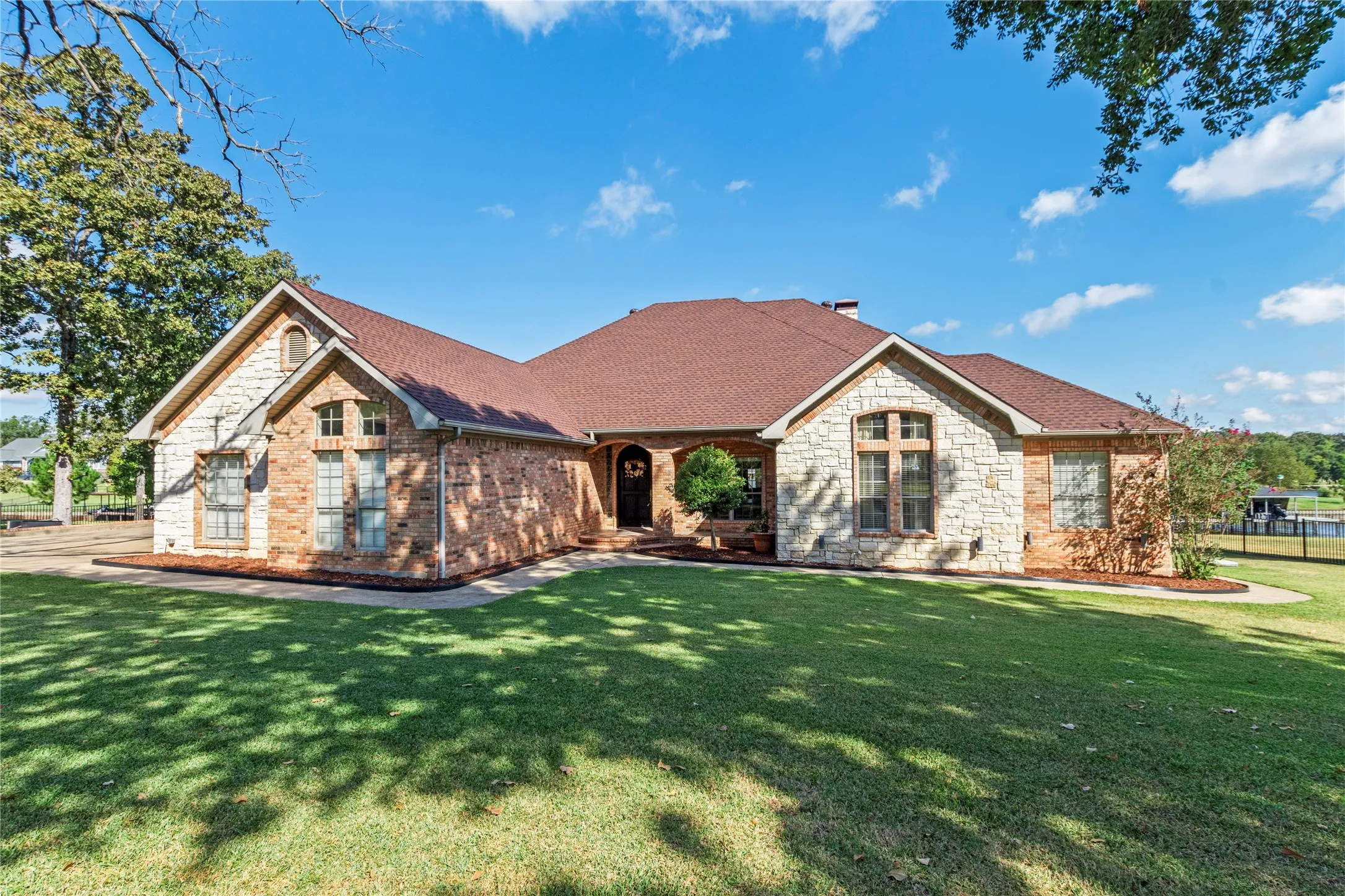 Single Family Residence For Sale in Henderson County , 180 Surls Drive, Mabank, Texas 75156, 4 Bedroom, 2 Bathroom, 3 Garage spaces, 2,385 Sqft, built in 2001, Preowned, mls#21245140, Real Estate Agent in Mabank, Homes For Sale in Henderson county, Homes For Sale in Mabank, Realtor in Mabank Texas, Real Estate Brokerage Independent Realty Texas, Luminita Cordes Realtor