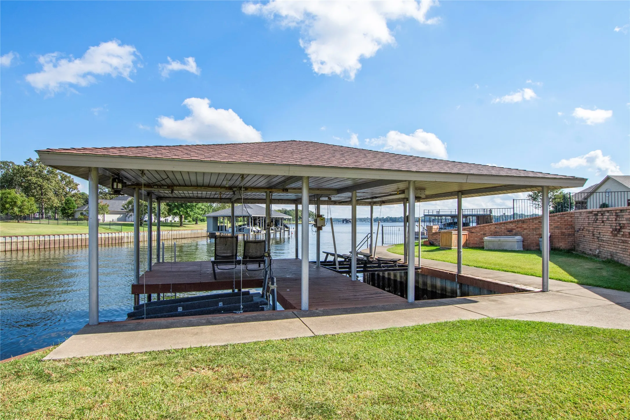 Single Family Residence For Sale in Henderson County , 180 Surls Drive, Mabank, Texas 75156, 4 Bedroom, 2 Bathroom, 3 Garage spaces, 2,385 Sqft, built in 2001, Preowned, mls#21245140, Real Estate Agent in Mabank, Homes For Sale in Henderson county, Homes For Sale in Mabank, Realtor in Mabank Texas, Real Estate Brokerage Independent Realty Texas, Luminita Cordes Realtor