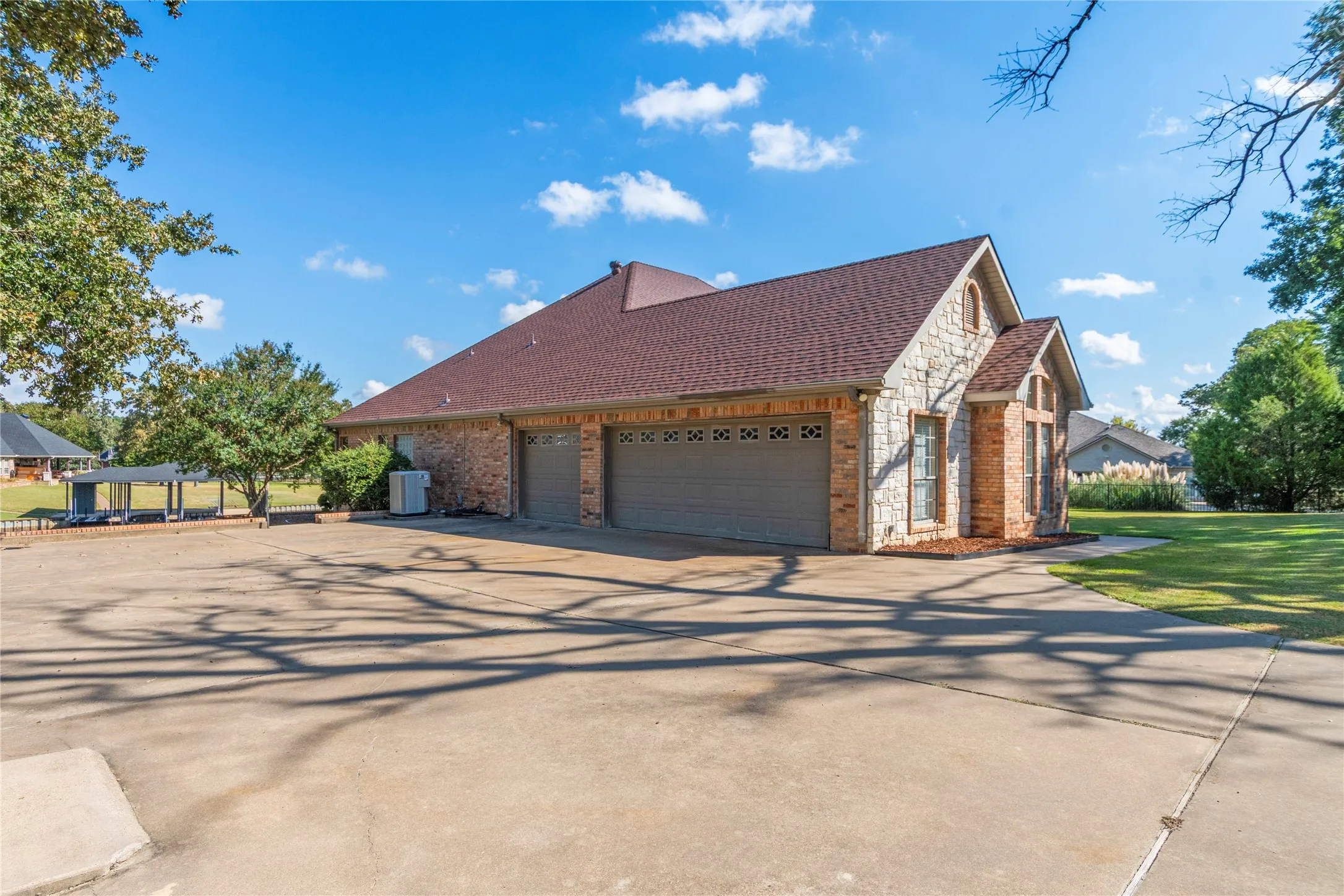Single Family Residence For Sale in Henderson County , 180 Surls Drive, Mabank, Texas 75156, 4 Bedroom, 2 Bathroom, 3 Garage spaces, 2,385 Sqft, built in 2001, Preowned, mls#21245140, Real Estate Agent in Mabank, Homes For Sale in Henderson county, Homes For Sale in Mabank, Realtor in Mabank Texas, Real Estate Brokerage Independent Realty Texas, Luminita Cordes Realtor