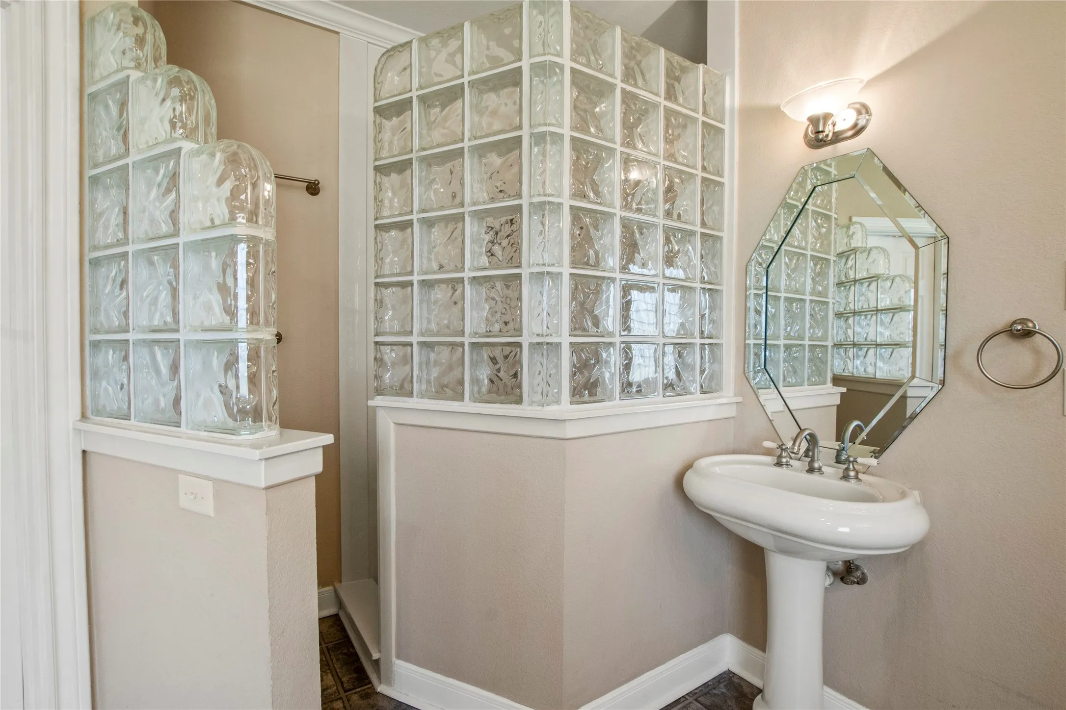 Single Family Residence For Sale in Henderson County , 180 Surls Drive, Mabank, Texas 75156, 4 Bedroom, 2 Bathroom, 3 Garage spaces, 2,385 Sqft, built in 2001, Preowned, mls#21245140, Real Estate Agent in Mabank, Homes For Sale in Henderson county, Homes For Sale in Mabank, Realtor in Mabank Texas, Real Estate Brokerage Independent Realty Texas, Luminita Cordes Realtor
