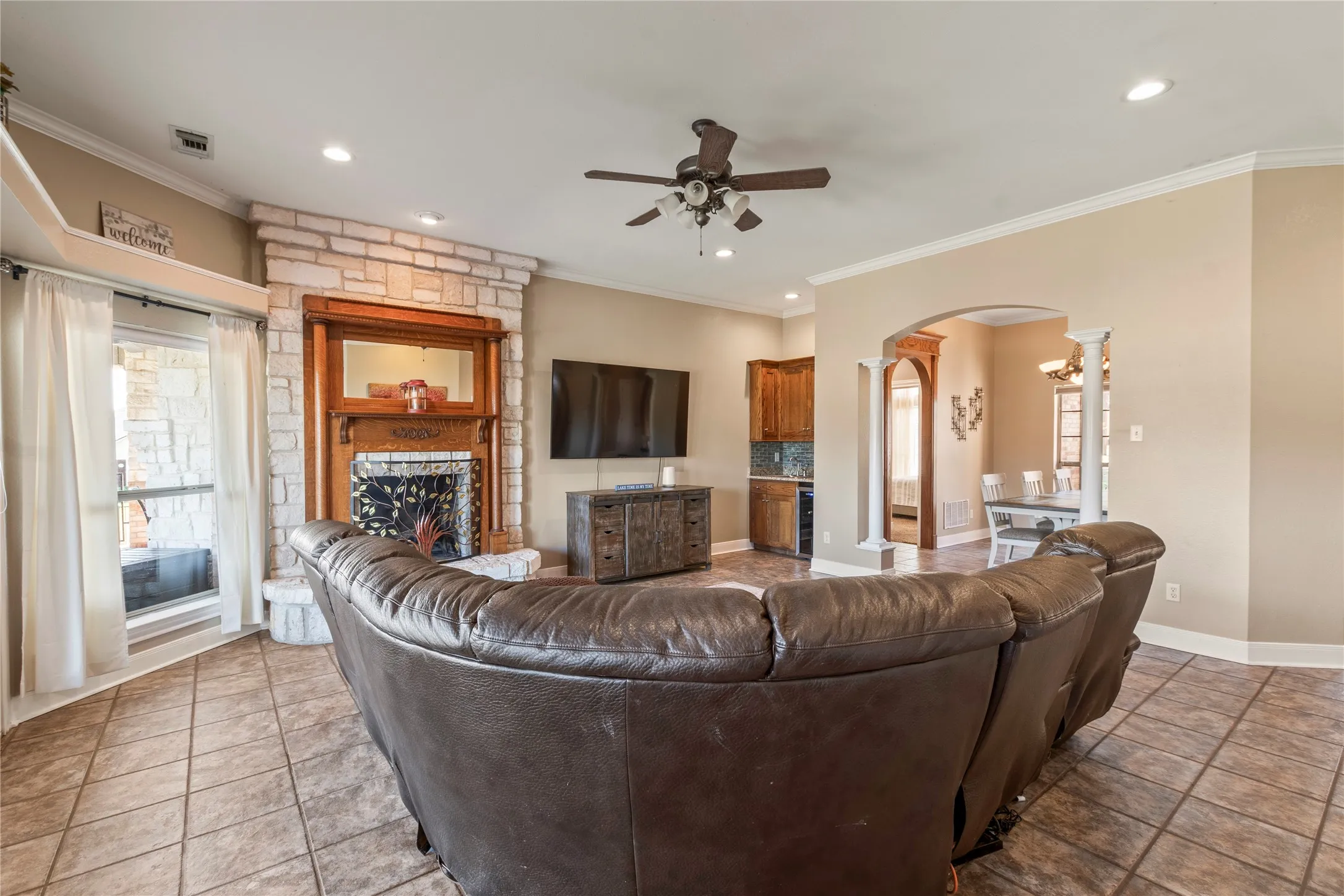 Single Family Residence For Sale in Henderson County , 180 Surls Drive, Mabank, Texas 75156, 4 Bedroom, 2 Bathroom, 3 Garage spaces, 2,385 Sqft, built in 2001, Preowned, mls#21245140, Real Estate Agent in Mabank, Homes For Sale in Henderson county, Homes For Sale in Mabank, Realtor in Mabank Texas, Real Estate Brokerage Independent Realty Texas, Luminita Cordes Realtor