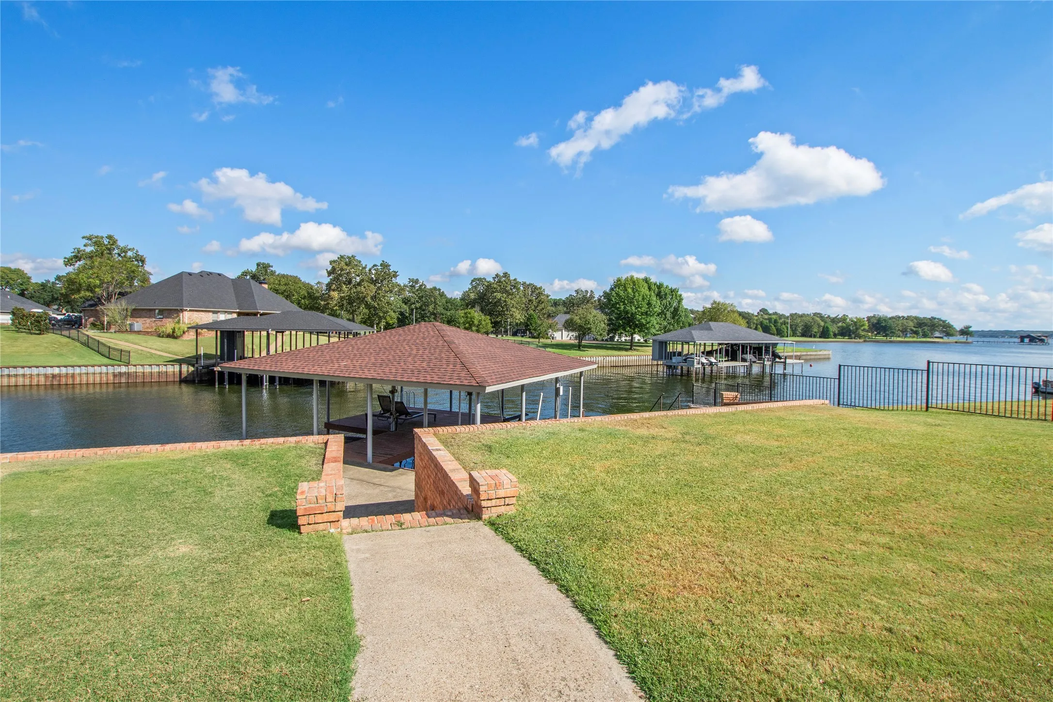 Single Family Residence For Sale in Henderson County , 180 Surls Drive, Mabank, Texas 75156, 4 Bedroom, 2 Bathroom, 3 Garage spaces, 2,385 Sqft, built in 2001, Preowned, mls#21245140, Real Estate Agent in Mabank, Homes For Sale in Henderson county, Homes For Sale in Mabank, Realtor in Mabank Texas, Real Estate Brokerage Independent Realty Texas, Luminita Cordes Realtor