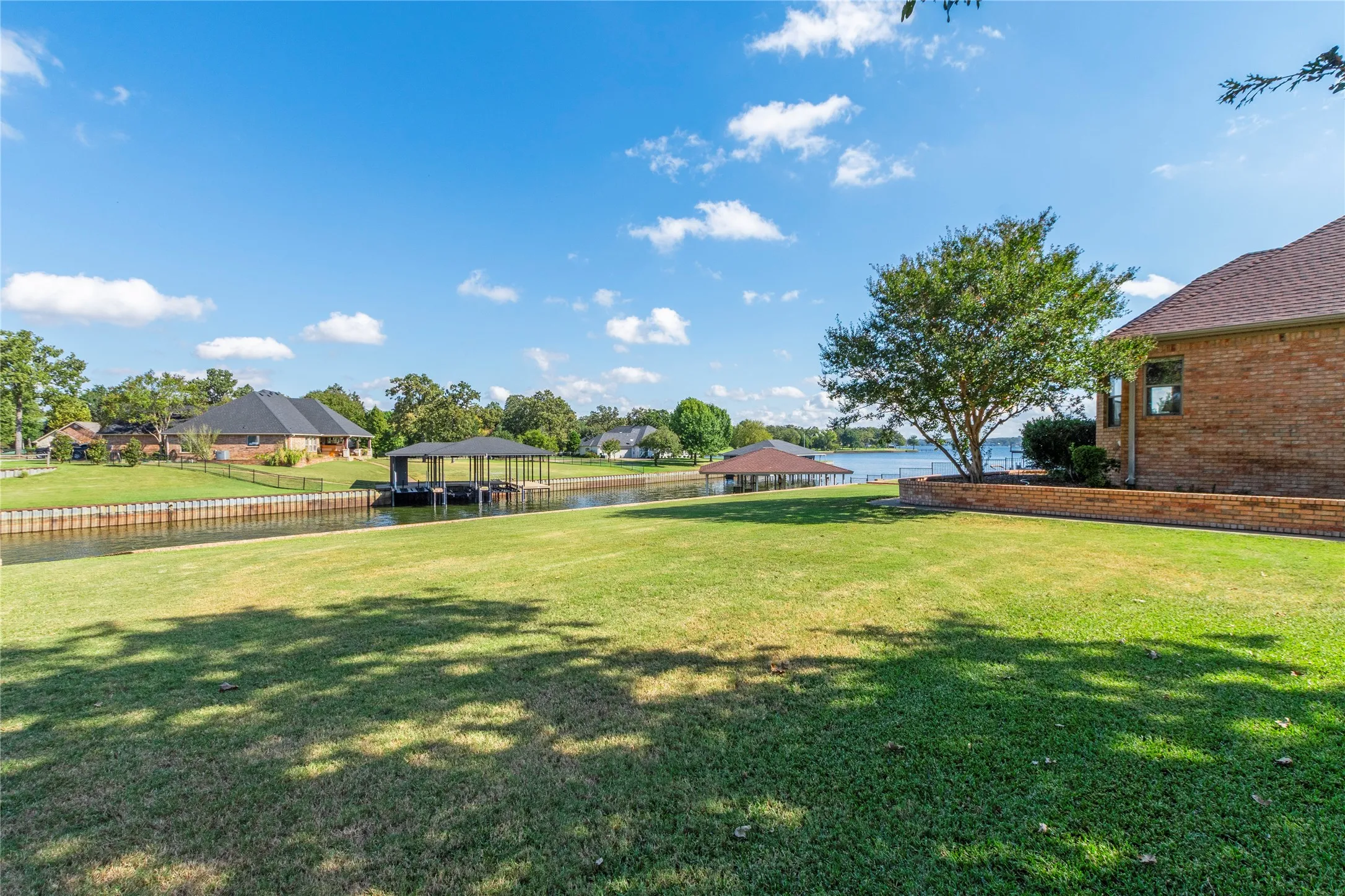 Single Family Residence For Sale in Henderson County , 180 Surls Drive, Mabank, Texas 75156, 4 Bedroom, 2 Bathroom, 3 Garage spaces, 2,385 Sqft, built in 2001, Preowned, mls#21245140, Real Estate Agent in Mabank, Homes For Sale in Henderson county, Homes For Sale in Mabank, Realtor in Mabank Texas, Real Estate Brokerage Independent Realty Texas, Luminita Cordes Realtor
