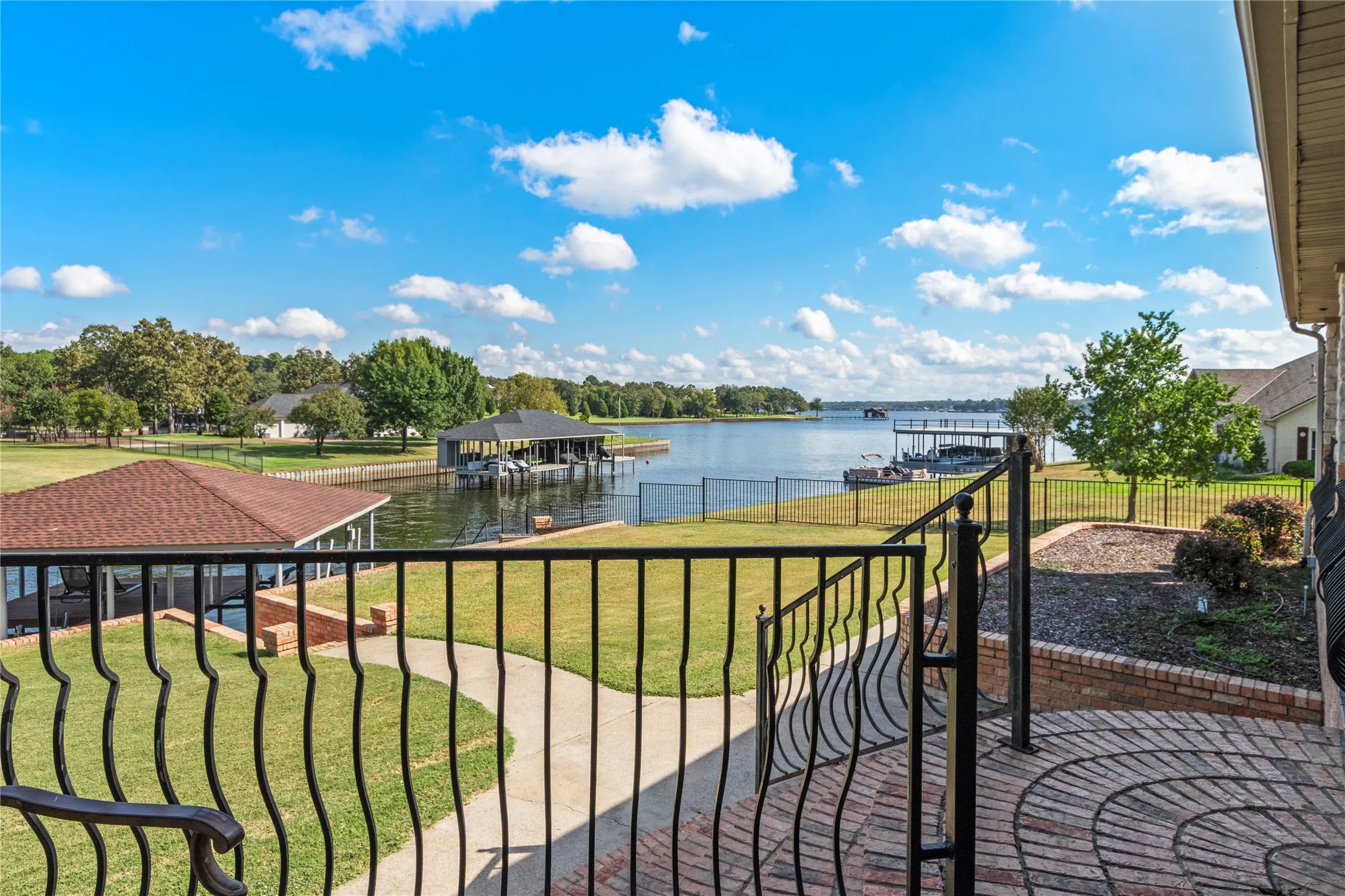 Single Family Residence For Sale in Henderson County , 180 Surls Drive, Mabank, Texas 75156, 4 Bedroom, 2 Bathroom, 3 Garage spaces, 2,385 Sqft, built in 2001, Preowned, mls#21245140, Real Estate Agent in Mabank, Homes For Sale in Henderson county, Homes For Sale in Mabank, Realtor in Mabank Texas, Real Estate Brokerage Independent Realty Texas, Luminita Cordes Realtor