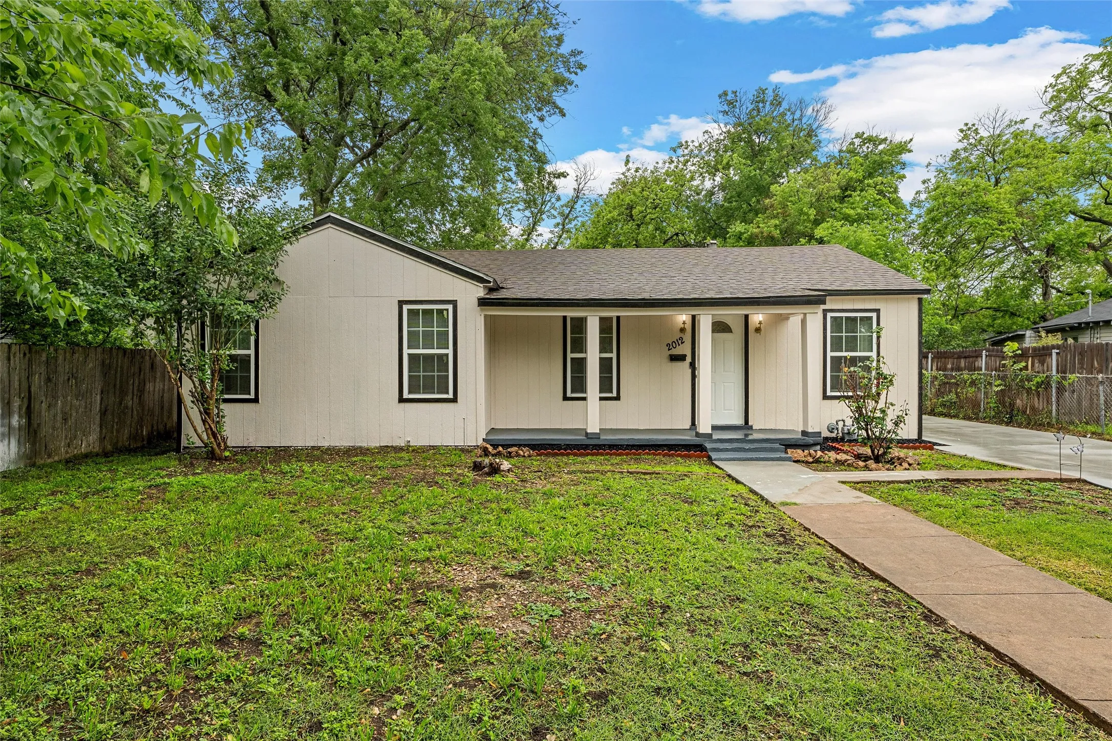 Single Family Residence For Sale in Mc Lennan County , 2012 N 39th Street, Waco, Texas 76707, 3 Bedroom, 2 Bathroom, 1 Garage spaces, 1,324 Sqft, built in 1951, mls#21248024, Real Estate Agent in Waco, Homes For Sale in Mc Lennan county, Homes For Sale in Waco, Realtor in Waco Texas, Real Estate Brokerage Independent Realty Texas, Luminita Cordes Realtor