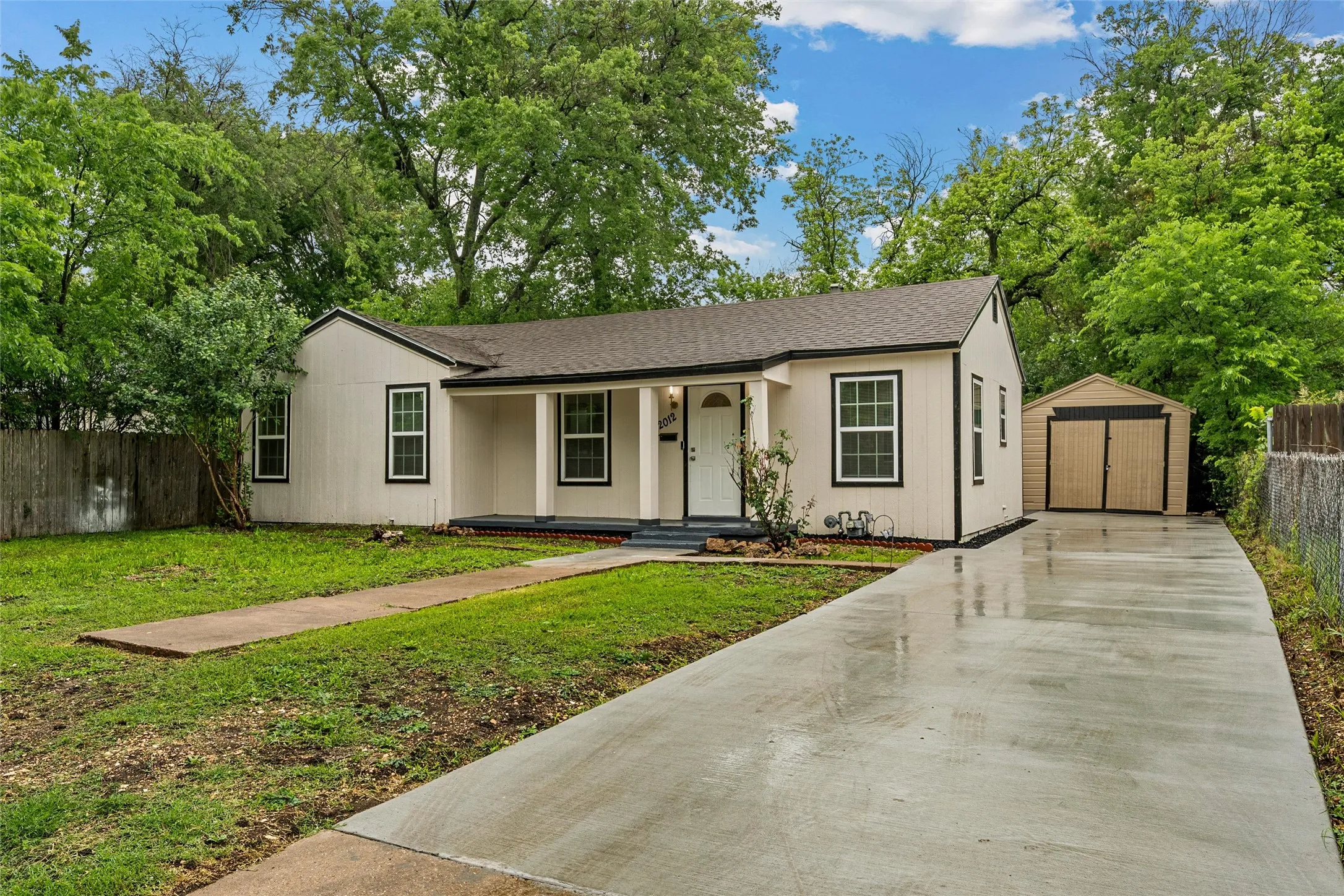 Single Family Residence For Sale in Mc Lennan County , 2012 N 39th Street, Waco, Texas 76707, 3 Bedroom, 2 Bathroom, 1 Garage spaces, 1,324 Sqft, built in 1951, mls#21248024, Real Estate Agent in Waco, Homes For Sale in Mc Lennan county, Homes For Sale in Waco, Realtor in Waco Texas, Real Estate Brokerage Independent Realty Texas, Luminita Cordes Realtor