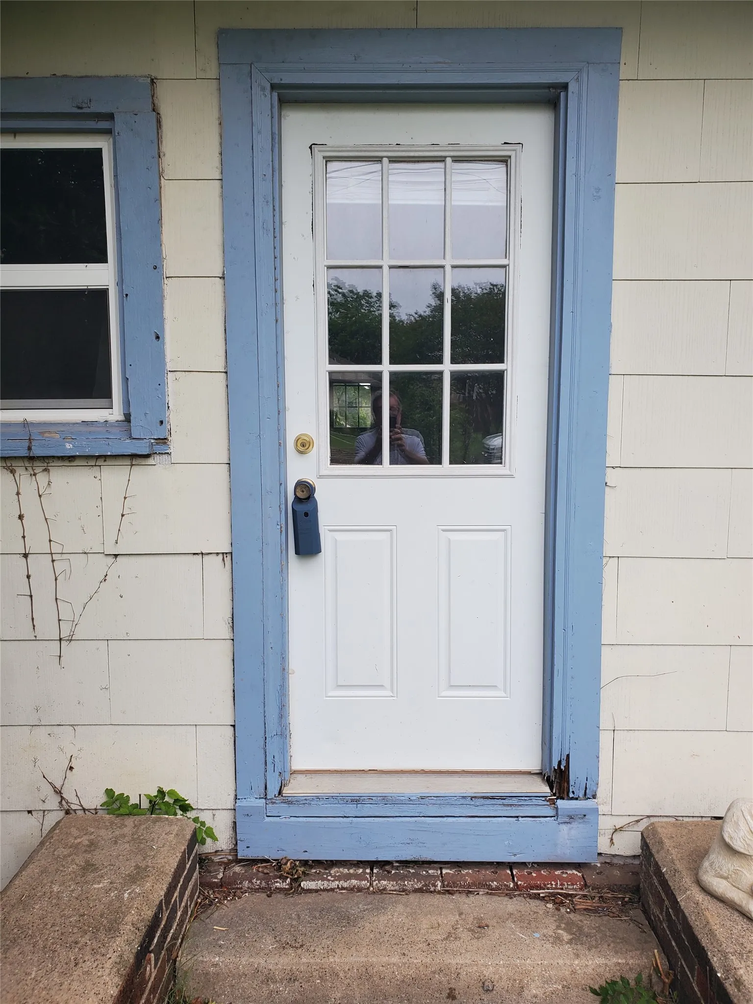 Lock box is located on this door and unlocks the front door.