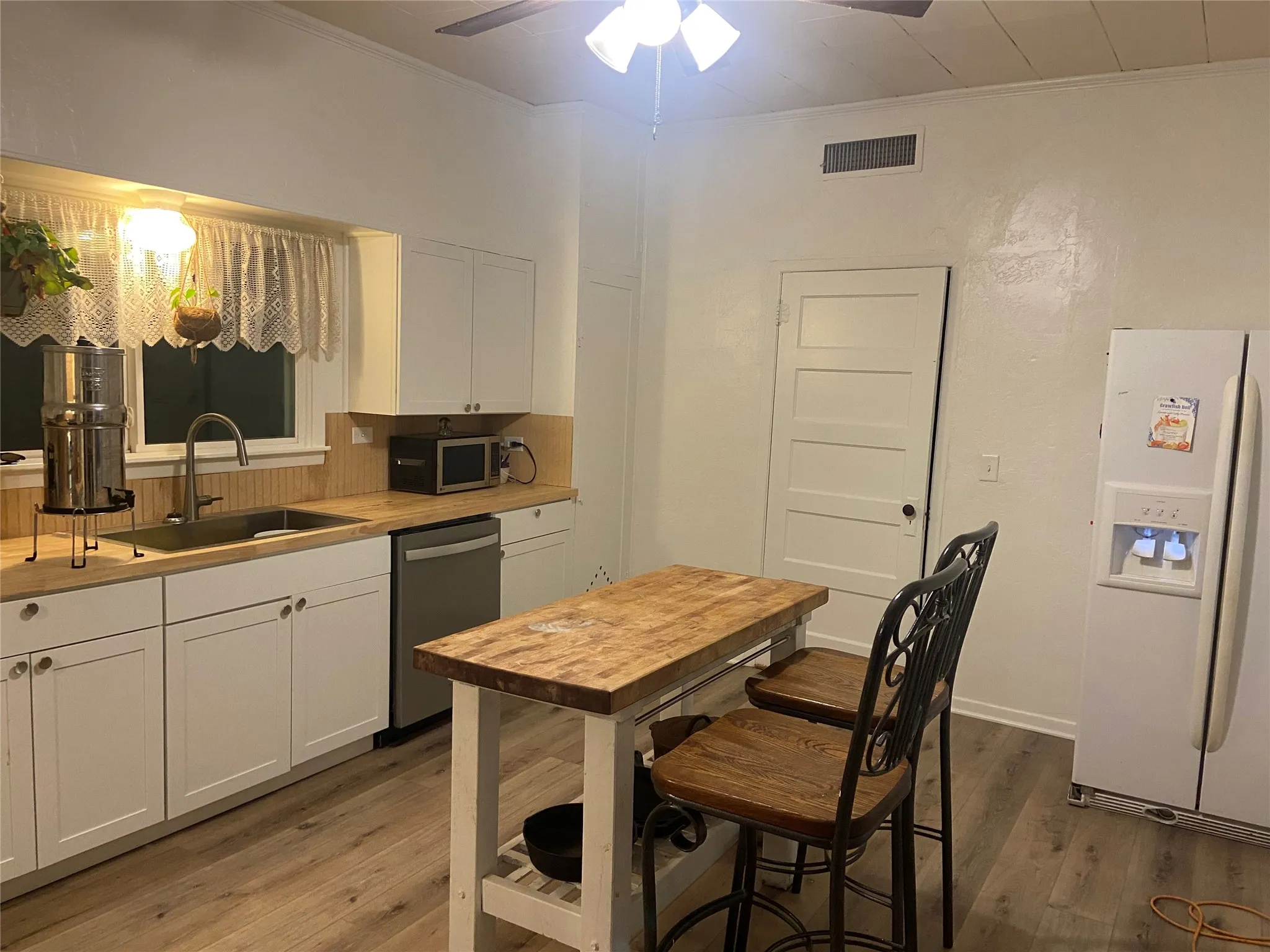 Single Family Residence For Sale in Wise County , 300 N Church Street, Decatur, Texas 76234, 4 Bedroom, 2 Bathroom, Garage spaces, 2,088 Sqft, built in 1945, Preowned, mls#21247864, Real Estate Agent in Decatur, Homes For Sale in Wise county, Homes For Sale in Decatur, Realtor in Decatur Texas, Real Estate Brokerage Independent Realty Texas, Luminita Cordes Realtor