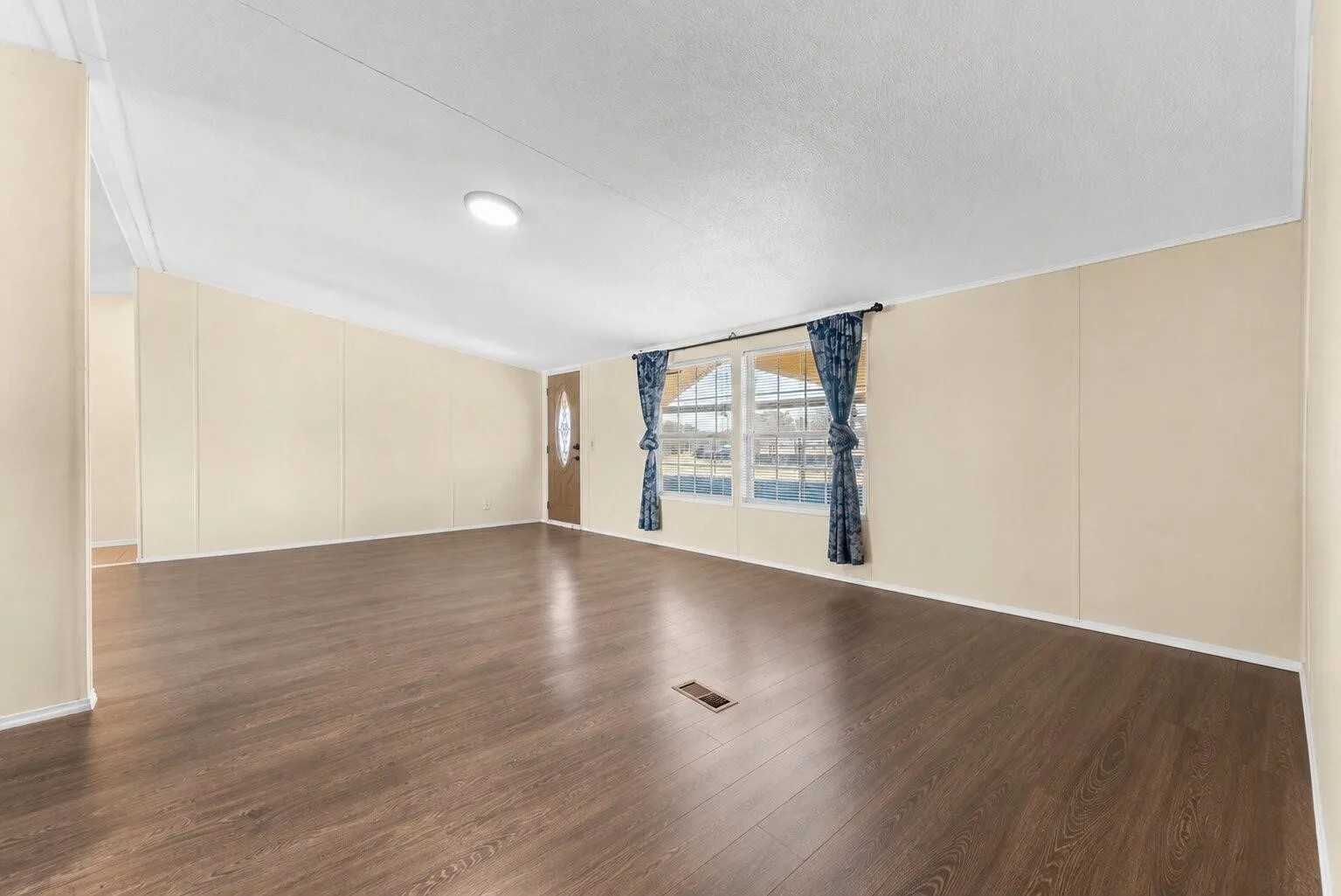 Single Family Residence For Sale in Hill County , 277 Deer Shadow Circle, Whitney, Texas 76692, 3 Bedroom, 2 Bathroom, Garage spaces, 1,274 Sqft, built in 2000, Preowned, mls#21247301, Real Estate Agent in Whitney, Homes For Sale in Hill county, Homes For Sale in Whitney, Realtor in Whitney Texas, Real Estate Brokerage Independent Realty Texas, Luminita Cordes Realtor