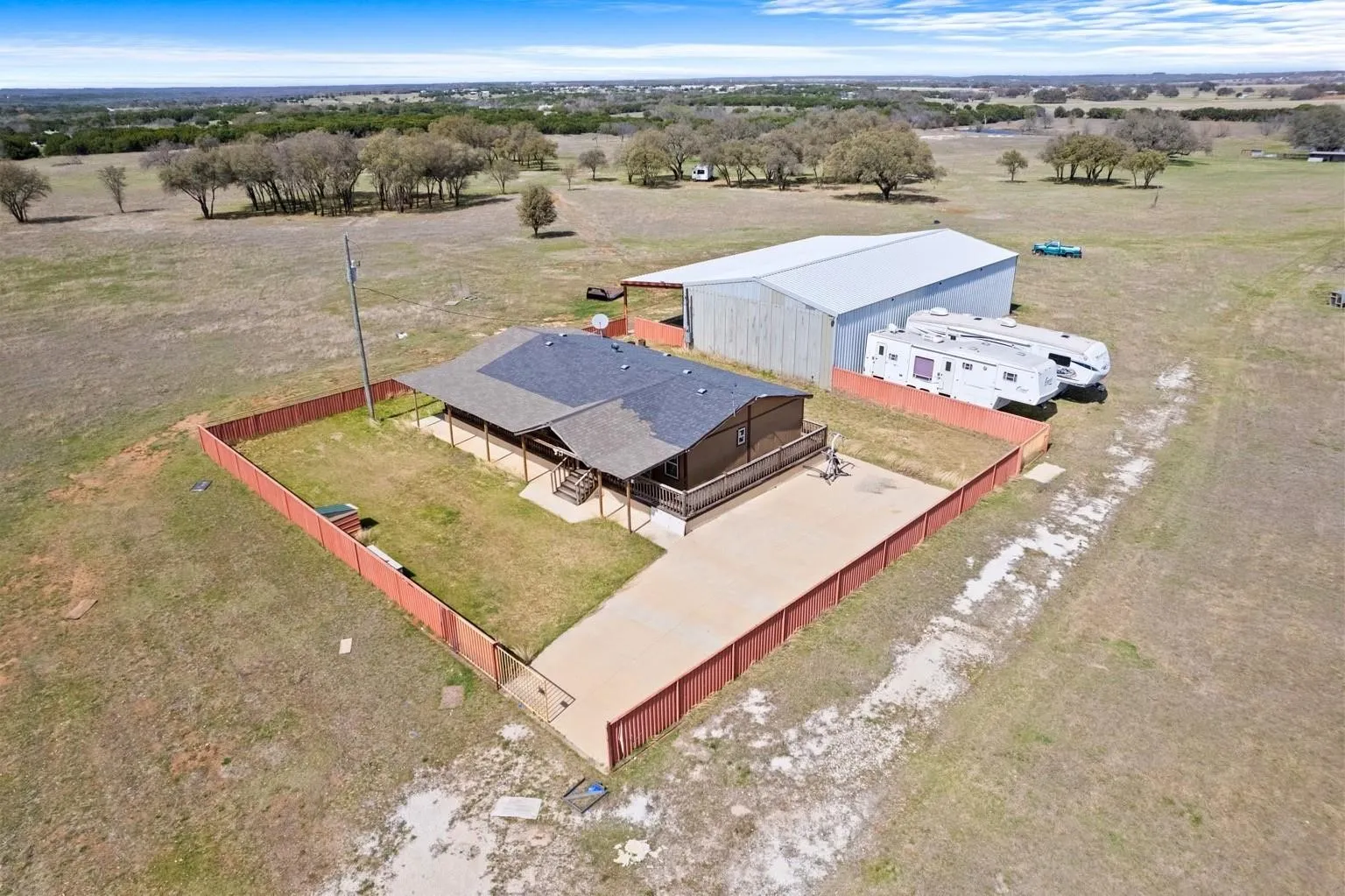 Single Family Residence For Sale in Hill County , 277 Deer Shadow Circle, Whitney, Texas 76692, 3 Bedroom, 2 Bathroom, Garage spaces, 1,274 Sqft, built in 2000, Preowned, mls#21247301, Real Estate Agent in Whitney, Homes For Sale in Hill county, Homes For Sale in Whitney, Realtor in Whitney Texas, Real Estate Brokerage Independent Realty Texas, Luminita Cordes Realtor