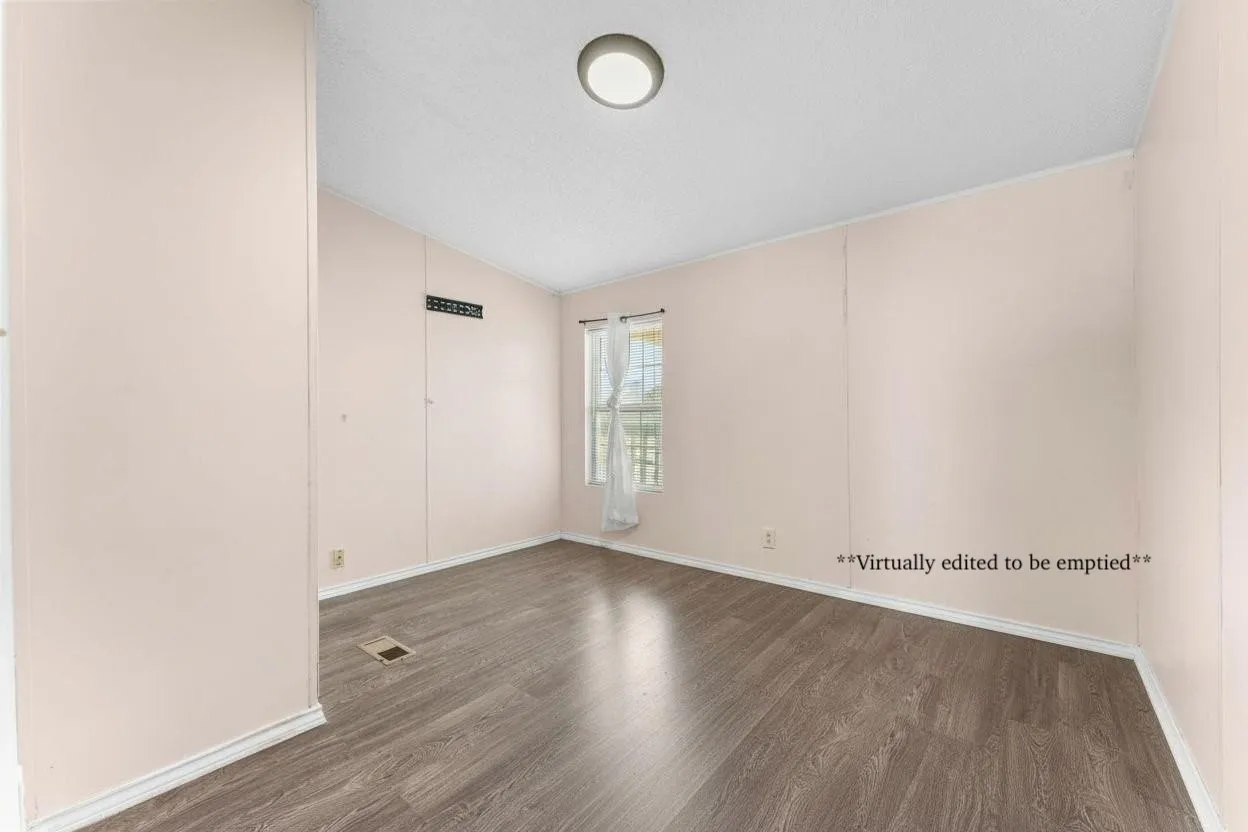 Single Family Residence For Sale in Hill County , 277 Deer Shadow Circle, Whitney, Texas 76692, 3 Bedroom, 2 Bathroom, Garage spaces, 1,274 Sqft, built in 2000, Preowned, mls#21247301, Real Estate Agent in Whitney, Homes For Sale in Hill county, Homes For Sale in Whitney, Realtor in Whitney Texas, Real Estate Brokerage Independent Realty Texas, Luminita Cordes Realtor