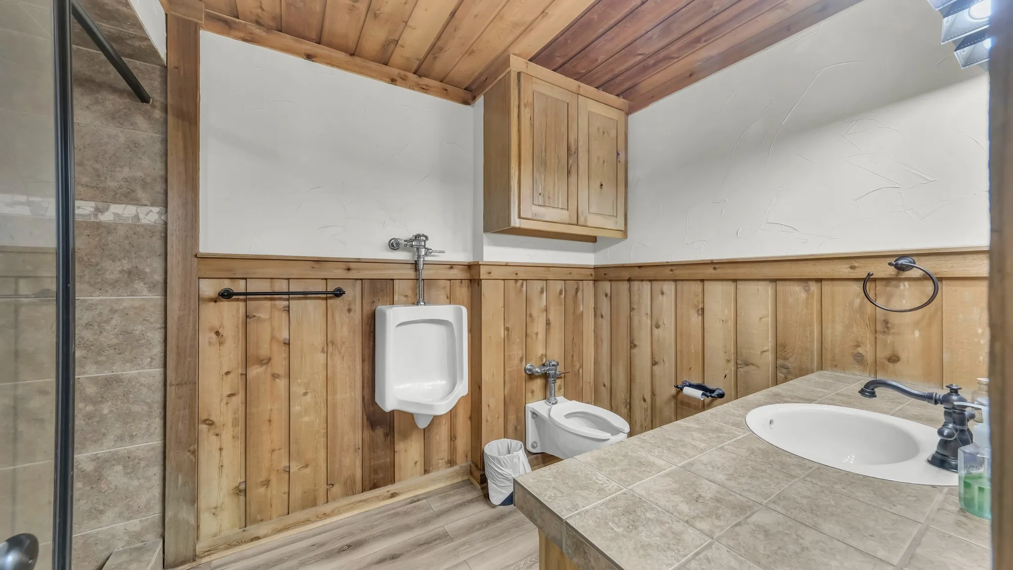 Full bathroom in the quest quarers