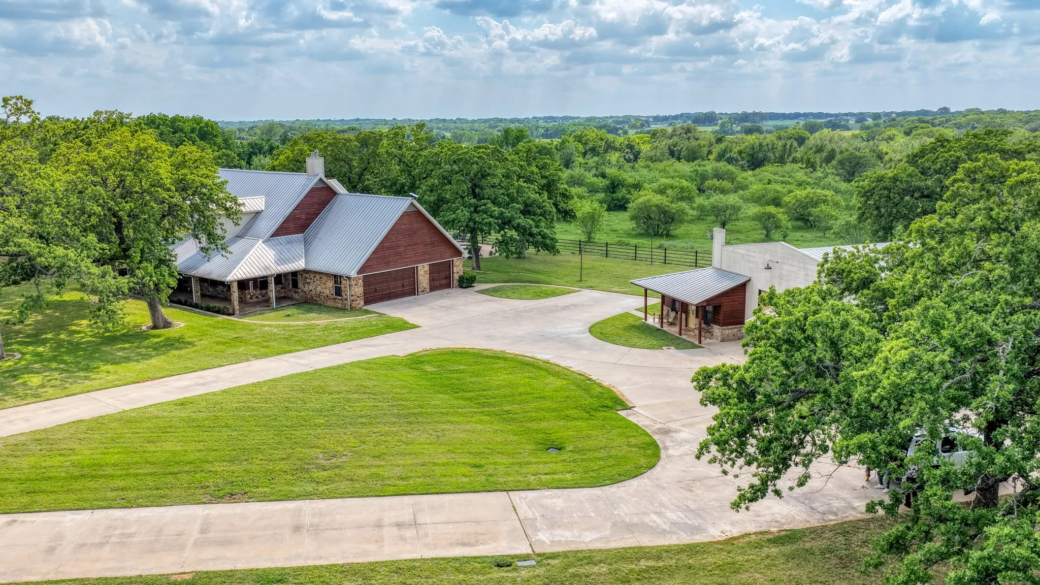 Single Family Residence For Sale in Parker County , 2712 Bethel Road, Weatherford, Texas 76087, 3 Bedrooms, 4 Bathrooms, 3 Garage spaces, 3,338 Sqft, built in 2005, Preowned, Price $1,049,000, mls#21247744, Real Estate Agent in Weatherford, Homes For Sale in Parker county, Homes For Sale in Weatherford, Realtor in Weatherford Texas, Real Estate Brokerage Independent Realty Texas, Luminita Cordes Realtor