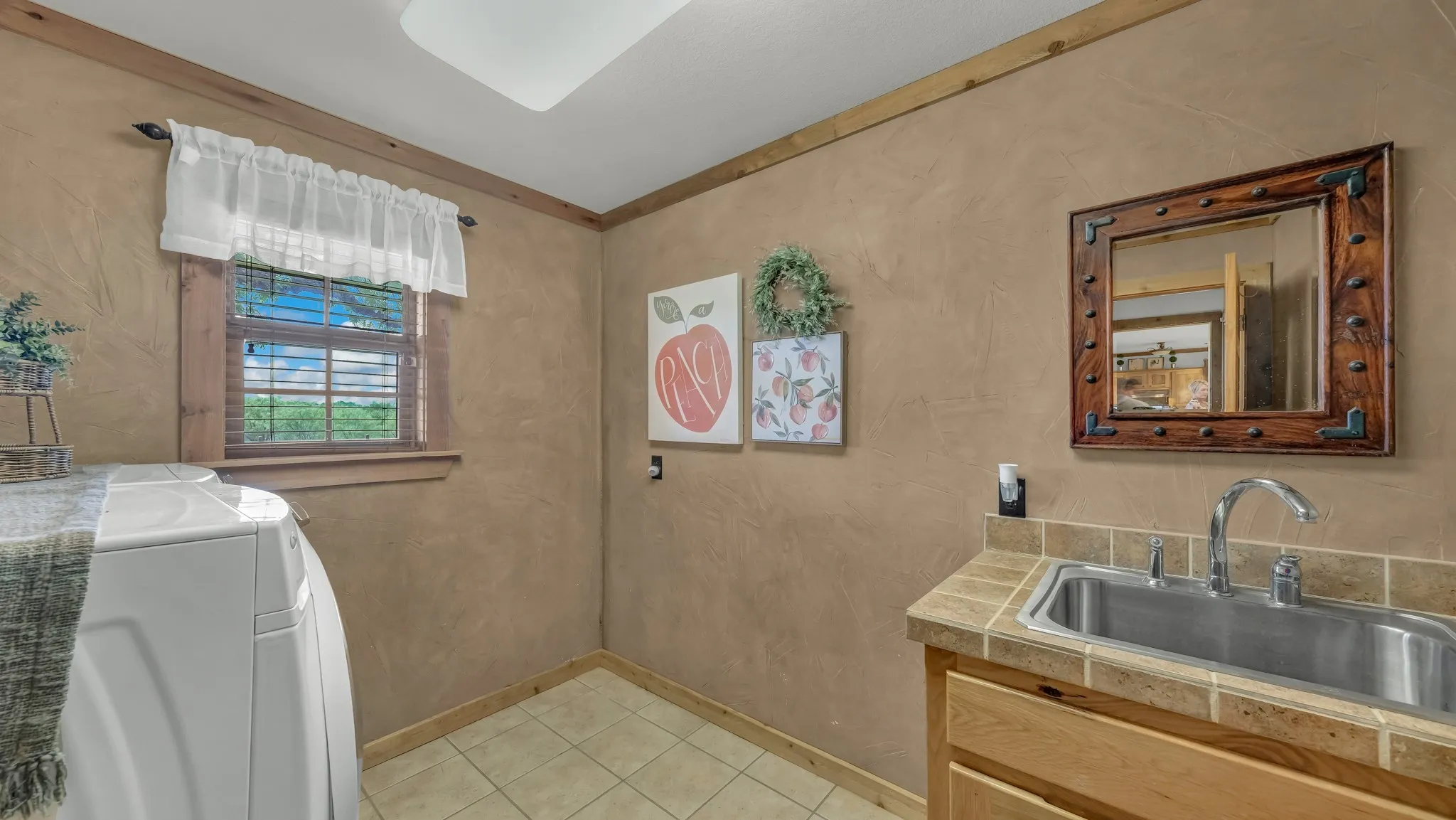 Single Family Residence For Sale in Parker County , 2712 Bethel Road, Weatherford, Texas 76087, 3 Bedrooms, 4 Bathrooms, 3 Garage spaces, 3,338 Sqft, built in 2005, Preowned, Price $1,049,000, mls#21247744, Real Estate Agent in Weatherford, Homes For Sale in Parker county, Homes For Sale in Weatherford, Realtor in Weatherford Texas, Real Estate Brokerage Independent Realty Texas, Luminita Cordes Realtor