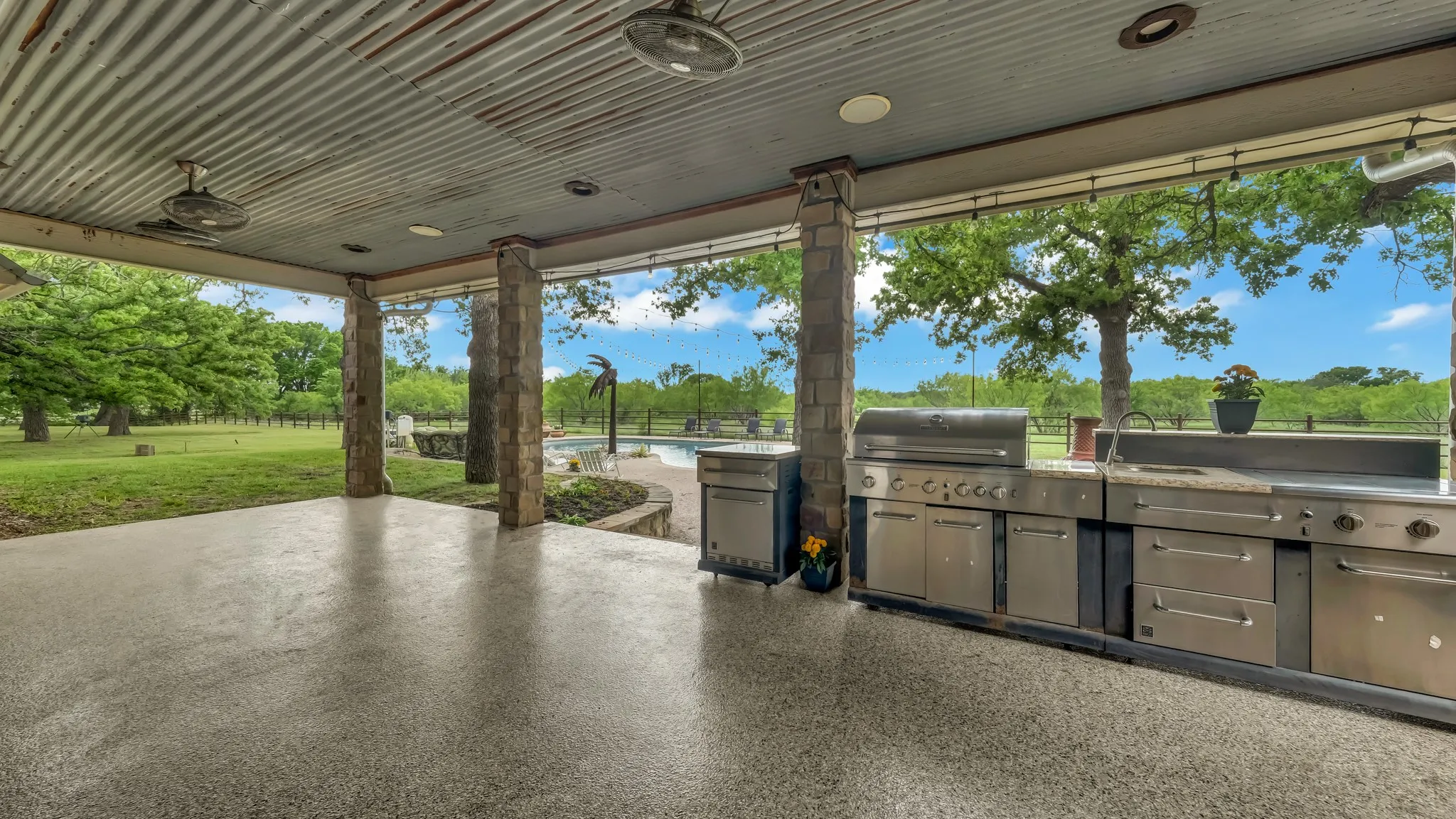 Single Family Residence For Sale in Parker County , 2712 Bethel Road, Weatherford, Texas 76087, 3 Bedrooms, 4 Bathrooms, 3 Garage spaces, 3,338 Sqft, built in 2005, Preowned, Price $1,049,000, mls#21247744, Real Estate Agent in Weatherford, Homes For Sale in Parker county, Homes For Sale in Weatherford, Realtor in Weatherford Texas, Real Estate Brokerage Independent Realty Texas, Luminita Cordes Realtor