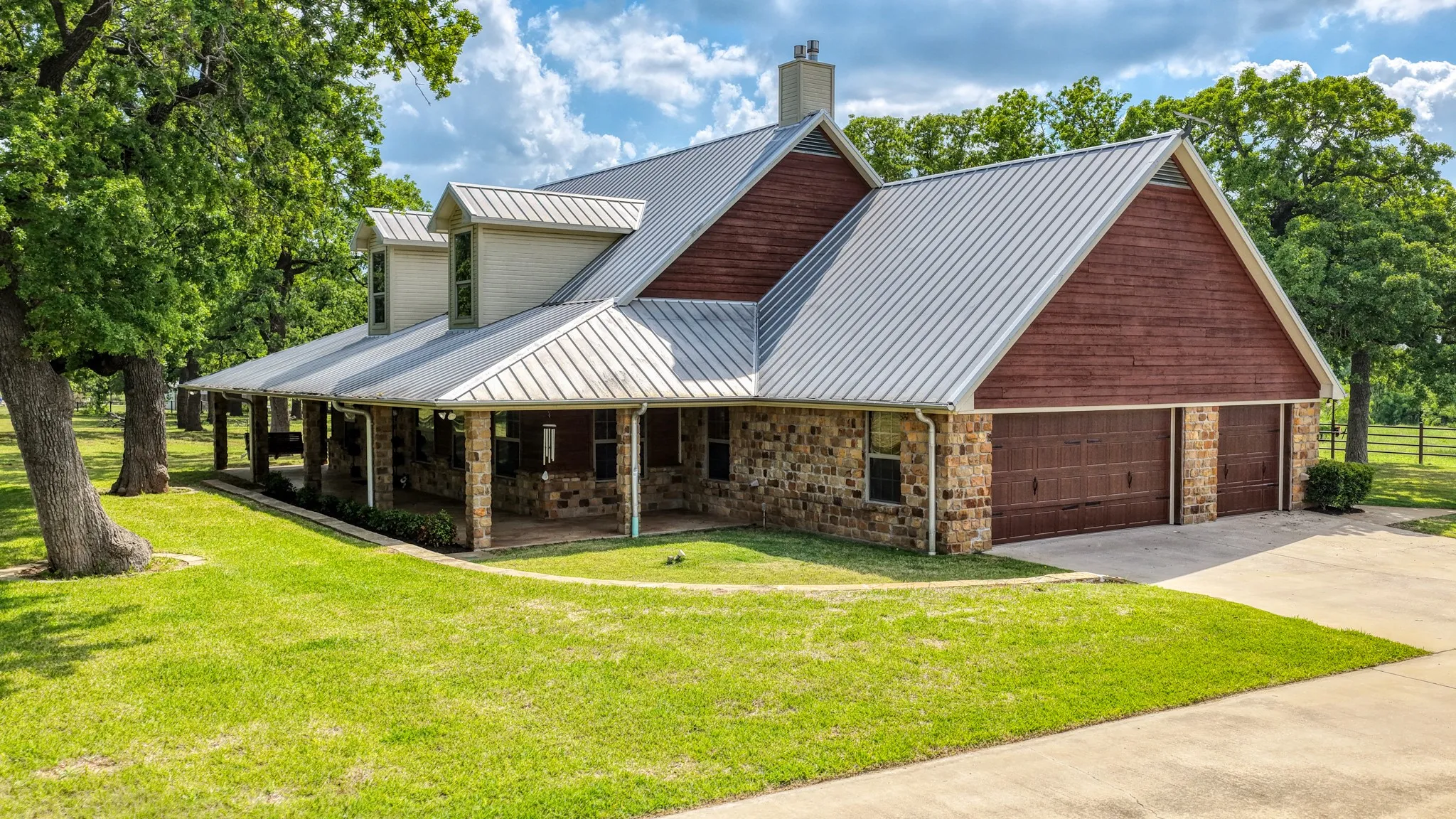 Single Family Residence For Sale in Parker County , 2712 Bethel Road, Weatherford, Texas 76087, 3 Bedrooms, 4 Bathrooms, 3 Garage spaces, 3,338 Sqft, built in 2005, Preowned, Price $1,049,000, mls#21247744, Real Estate Agent in Weatherford, Homes For Sale in Parker county, Homes For Sale in Weatherford, Realtor in Weatherford Texas, Real Estate Brokerage Independent Realty Texas, Luminita Cordes Realtor