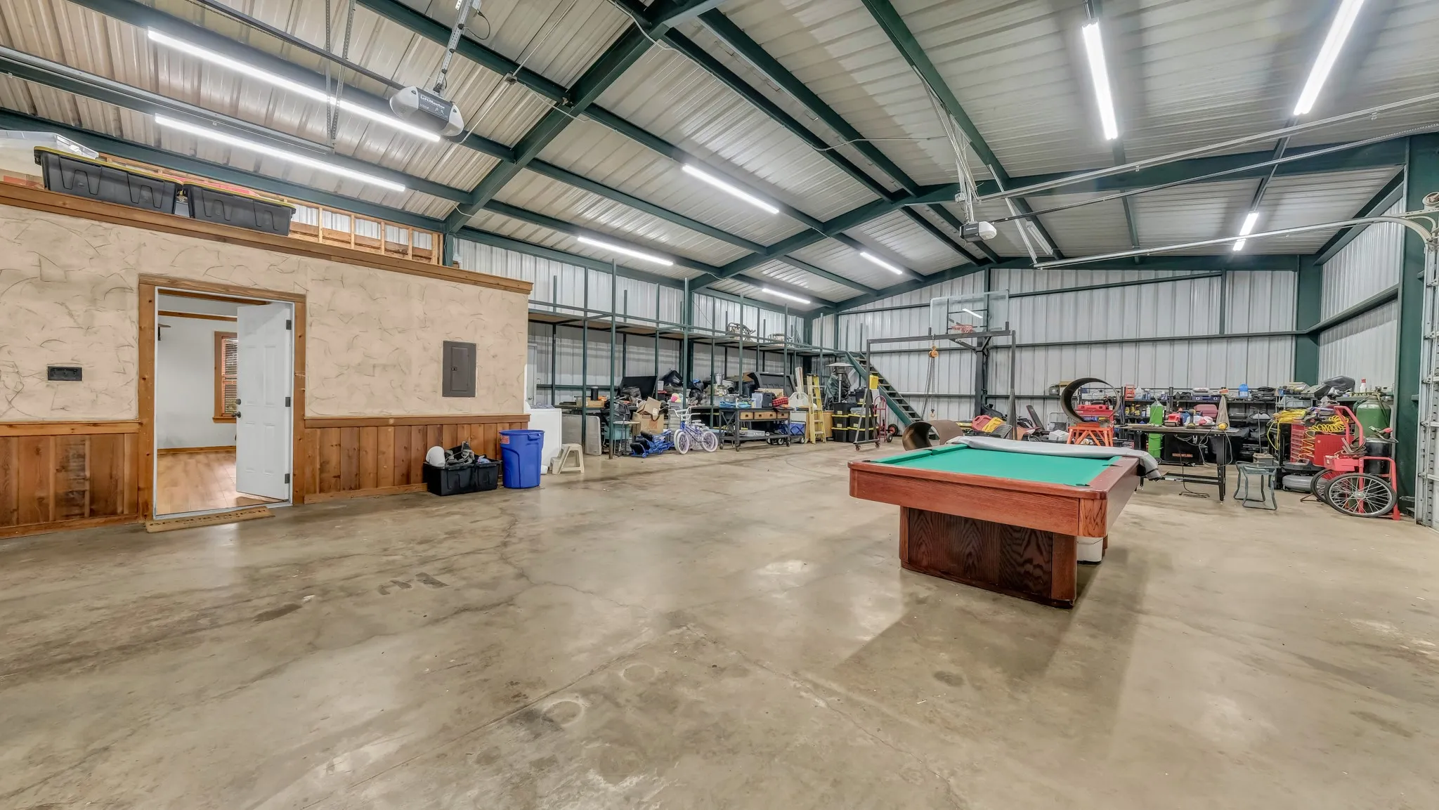 Single Family Residence For Sale in Parker County , 2712 Bethel Road, Weatherford, Texas 76087, 3 Bedrooms, 4 Bathrooms, 3 Garage spaces, 3,338 Sqft, built in 2005, Preowned, Price $1,049,000, mls#21247744, Real Estate Agent in Weatherford, Homes For Sale in Parker county, Homes For Sale in Weatherford, Realtor in Weatherford Texas, Real Estate Brokerage Independent Realty Texas, Luminita Cordes Realtor