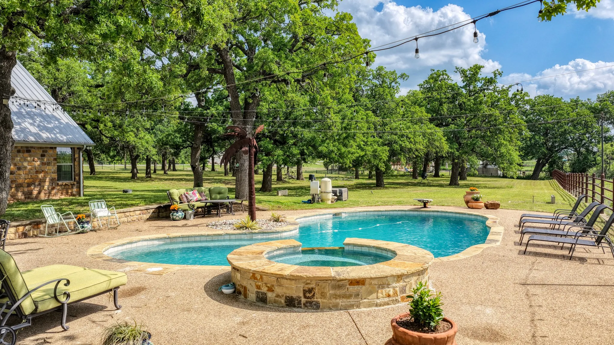 Single Family Residence For Sale in Parker County , 2712 Bethel Road, Weatherford, Texas 76087, 3 Bedrooms, 4 Bathrooms, 3 Garage spaces, 3,338 Sqft, built in 2005, Preowned, Price $1,049,000, mls#21247744, Real Estate Agent in Weatherford, Homes For Sale in Parker county, Homes For Sale in Weatherford, Realtor in Weatherford Texas, Real Estate Brokerage Independent Realty Texas, Luminita Cordes Realtor