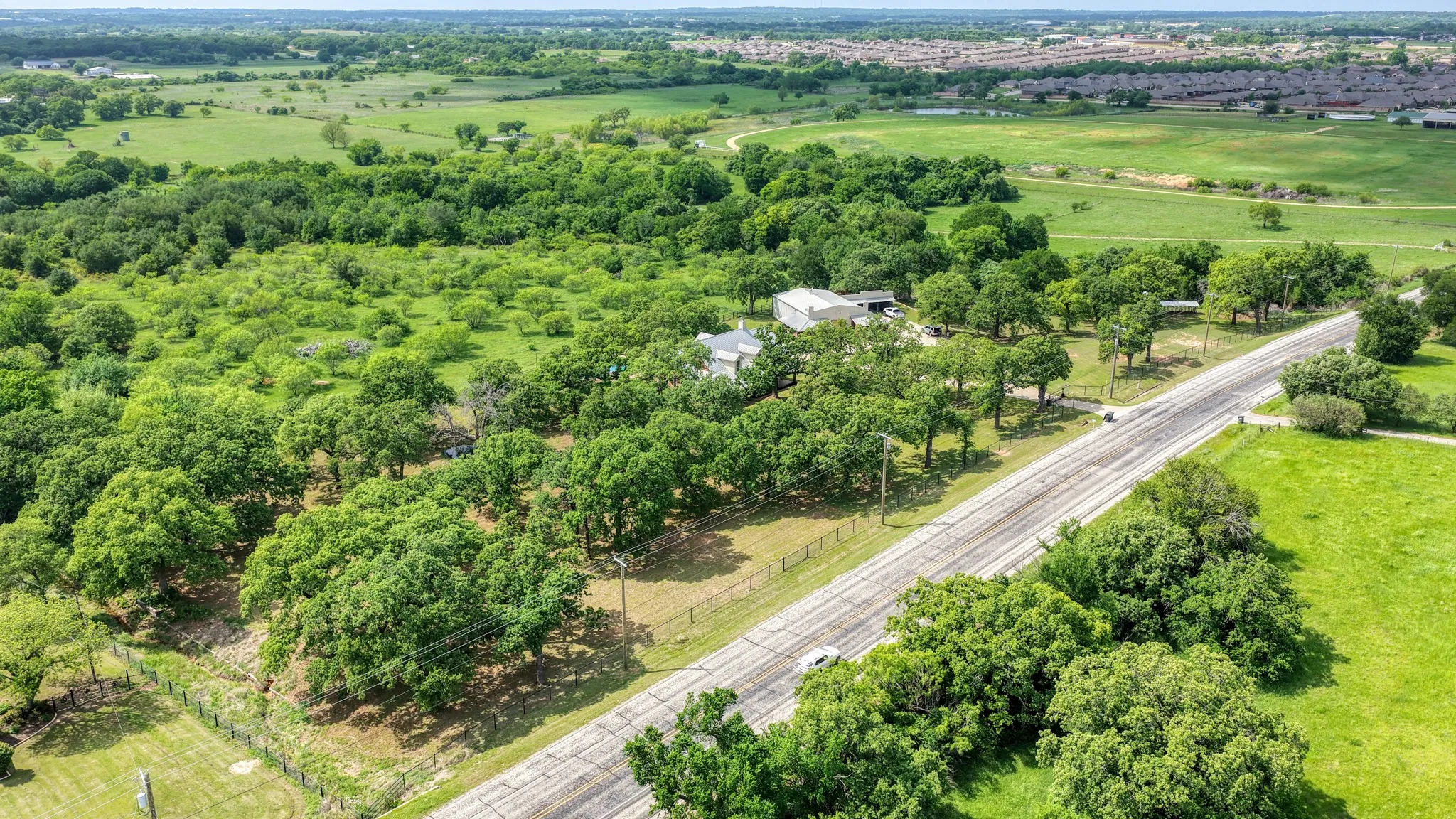 Single Family Residence For Sale in Parker County , 2712 Bethel Road, Weatherford, Texas 76087, 3 Bedrooms, 4 Bathrooms, 3 Garage spaces, 3,338 Sqft, built in 2005, Preowned, Price $1,049,000, mls#21247744, Real Estate Agent in Weatherford, Homes For Sale in Parker county, Homes For Sale in Weatherford, Realtor in Weatherford Texas, Real Estate Brokerage Independent Realty Texas, Luminita Cordes Realtor