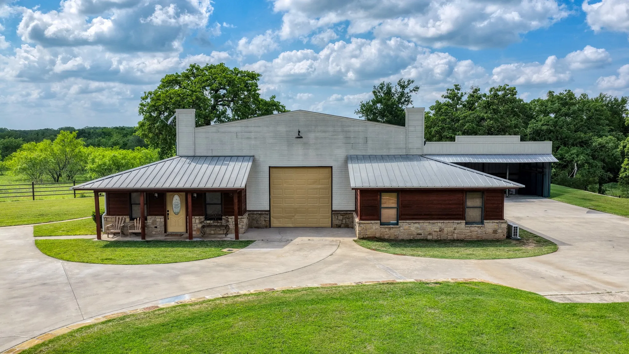 Single Family Residence For Sale in Parker County , 2712 Bethel Road, Weatherford, Texas 76087, 3 Bedrooms, 4 Bathrooms, 3 Garage spaces, 3,338 Sqft, built in 2005, Preowned, Price $1,049,000, mls#21247744, Real Estate Agent in Weatherford, Homes For Sale in Parker county, Homes For Sale in Weatherford, Realtor in Weatherford Texas, Real Estate Brokerage Independent Realty Texas, Luminita Cordes Realtor