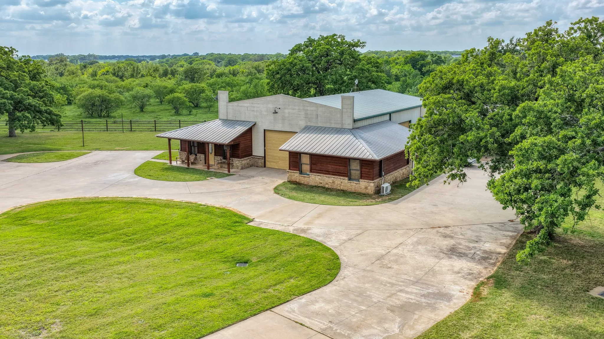 Single Family Residence For Sale in Parker County , 2712 Bethel Road, Weatherford, Texas 76087, 3 Bedrooms, 4 Bathrooms, 3 Garage spaces, 3,338 Sqft, built in 2005, Preowned, Price $1,049,000, mls#21247744, Real Estate Agent in Weatherford, Homes For Sale in Parker county, Homes For Sale in Weatherford, Realtor in Weatherford Texas, Real Estate Brokerage Independent Realty Texas, Luminita Cordes Realtor