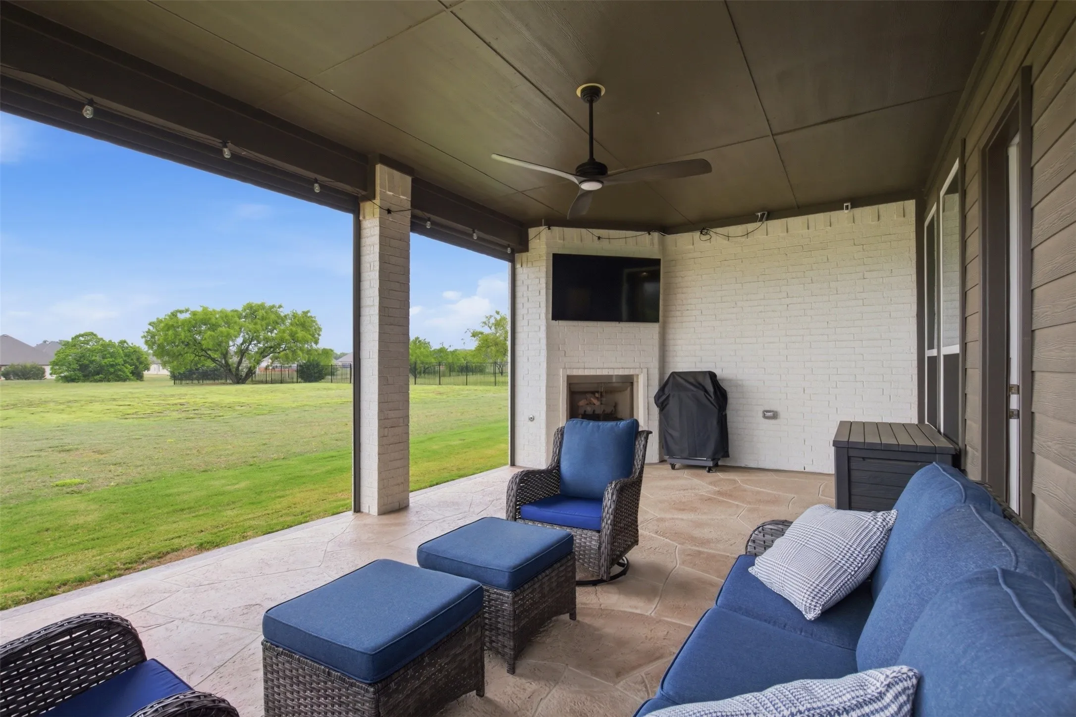 Single Family Residence For Sale in Johnson County , 6008 Glenwood Drive, Joshua, Texas 76058, 3 Bedroom, 3 Bathroom, 3 Garage spaces, 2,707 Sqft, built in 2022, Preowned, mls#21246732, Real Estate Agent in Joshua, Homes For Sale in Johnson county, Homes For Sale in Joshua, Realtor in Joshua Texas, Real Estate Brokerage Independent Realty Texas, Luminita Cordes Realtor